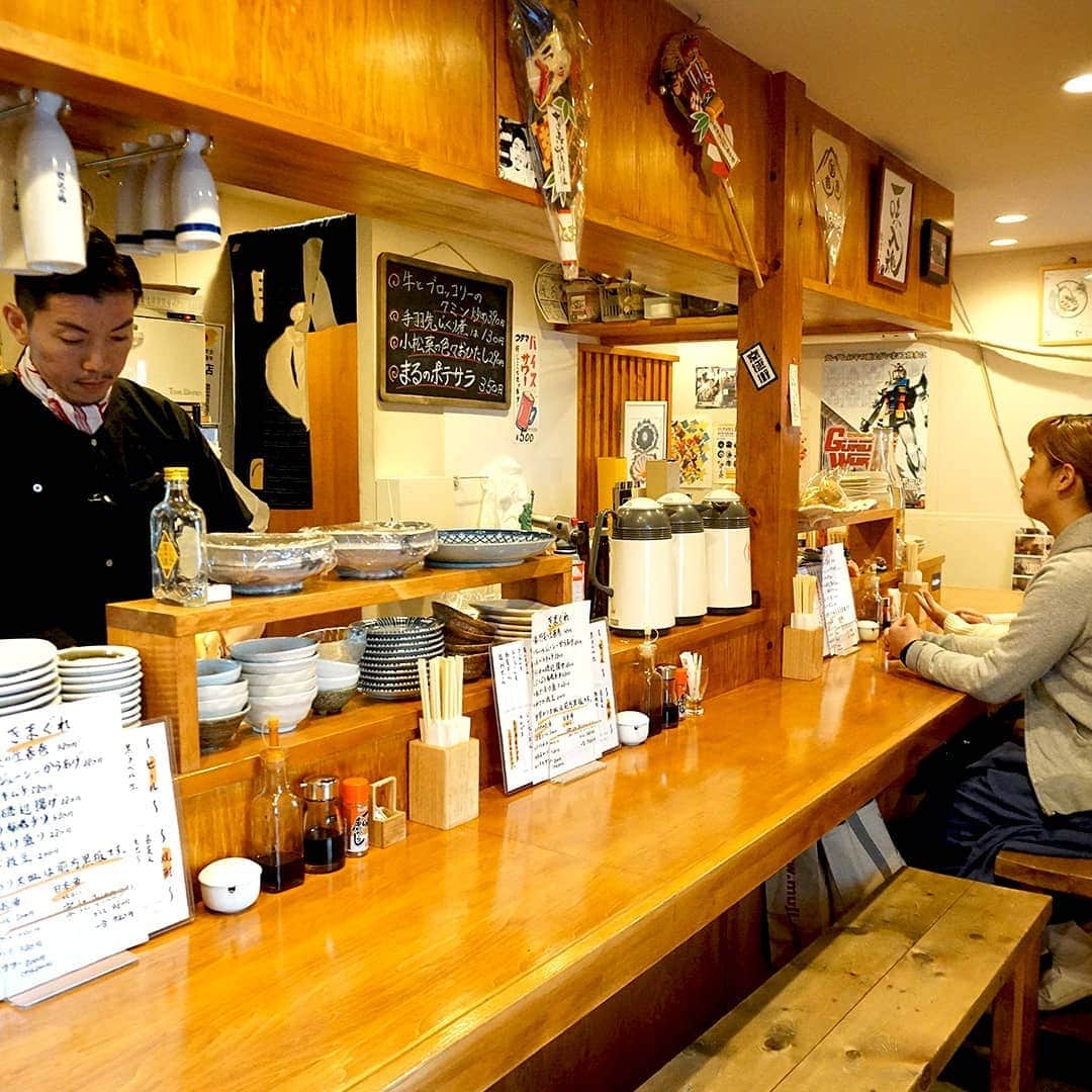 デパぐるッ！福岡さんのインスタグラム写真 - (デパぐるッ！福岡Instagram)「⠀ FBS出演者が実際に食べて、美味しい！というバリよかッ！グルメをご紹介🎉⠀ ⠀ 最後は、浜崎アナが「辛いラーメンならここ❗️」とおすすめされていた、六本松の京極街にある「餃子と晩酌 まる」⠀ ⠀ 「激辛です❗️」と店主もお墨付きの“台湾ラーメン🍜”を作るのは、ラーメン担当のチャイさん(※日本人です)😄⠀ ⠀ もともと辛いものが好きだったチャイさんが、名古屋の「元祖味仙本店」の味をモデルに独自で作り上げたそう👏⠀ ⠀ 八角、中華山椒などを使用した自家製のラー油をはじめ、香辛料・調味料など10種以上をブレンドし、醤油ベースの鶏ガラスープと合わせて仕上げます♪⠀ ⠀ 運ばれてきた瞬間、その辛さを含んだ湯気に目がしばしば😳💥⠀ ⠀ 恐る恐る麺をすすると、辛味が一気に吹き出します🌋⠀ ⠀ 辛さの中にも旨さがあり❗️さまざまな香辛料の独特な風味と、鶏ガラ醤油の深みのある味わい…でもやっぱり辛いっ🌶⠀ ⠀ 汗ダラダラになりながらなんとか最後まで完食しました💦⠀ ⠀ 激辛好きなら絶対にハマるはず🔥辛党の方はぜひチャレンジしてみて😎⠀ ⠀ 浜崎アナ❗️辛すぎです😭⠀ ⠀ 激辛 台湾ラーメン 780円 餃子と晩酌 まる 福岡市中央区六本松2-3-17 203⠀ ⠀ ⠀ #バリよかグルメ #グルメ #グルメ好きな人と繋がりたい #福岡 #福岡グルメ #福岡居酒屋 #福岡ごはん #福岡ランチ #福岡旅行 #福岡観光 #福岡ラーメン #六本松  #食べるの好きな人と繋がりたい #食べスタグラム #お酒好きな人と繋がりたい #居酒屋 #麺スタグラム #麺活  #ラーメン #ラーメン好き #ラーメン大好き #ラーメン部 #辛い #辛麺 #激辛 #激辛ラーメン #激辛好き #辛いもの好き #京極街 #まる」4月13日 17時29分 - arne_gourmet