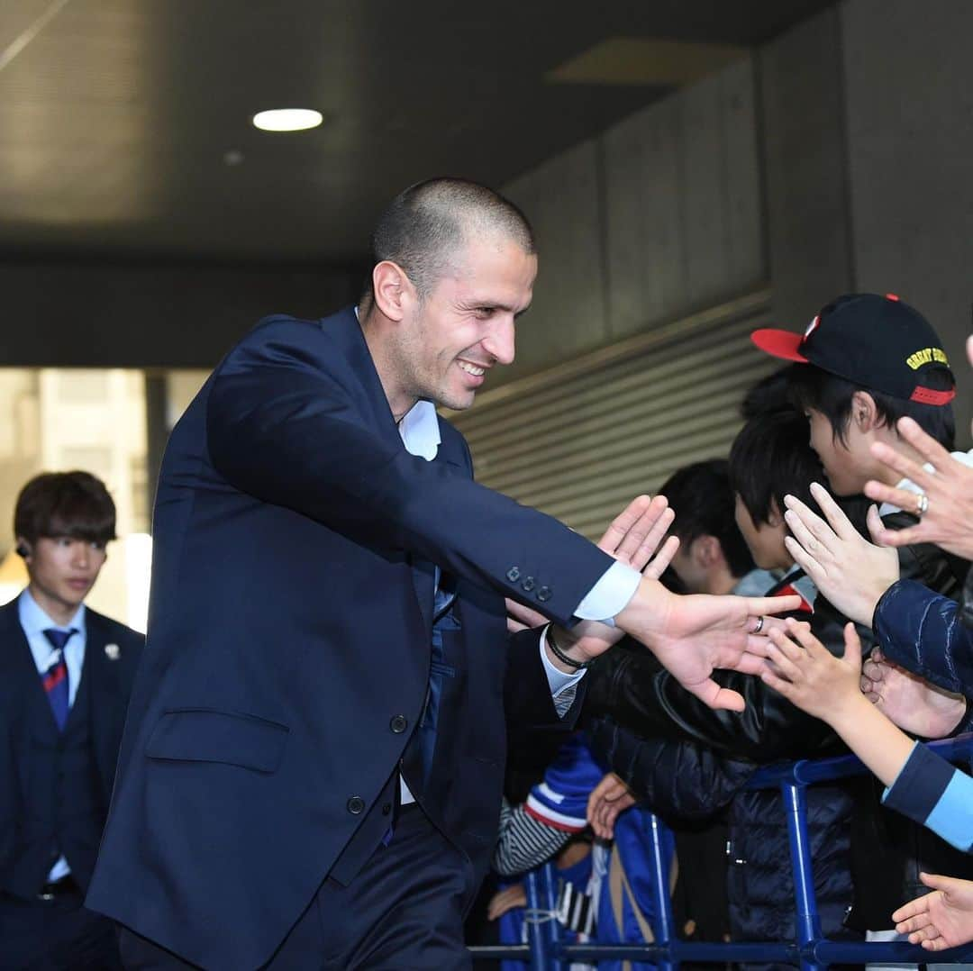 横浜F・マリノスさんのインスタグラム写真 - (横浜F・マリノスInstagram)「👋😁 . #fmarinos #Jリーグ #jleague #ハイタッチ #highfive #仲川輝人 #マルコスジュニオール #広瀬陸斗 #ドゥシャン #suits #スーツ #オーダースーツ @globalstyle_jp」4月13日 17時29分 - yokohamaf.marinos