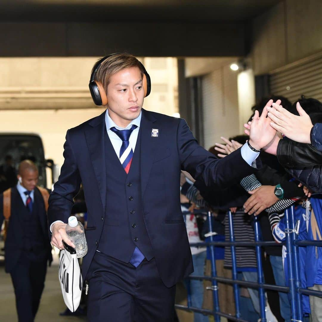 横浜F・マリノスさんのインスタグラム写真 - (横浜F・マリノスInstagram)「👋😁 . #fmarinos #Jリーグ #jleague #ハイタッチ #highfive #仲川輝人 #マルコスジュニオール #広瀬陸斗 #ドゥシャン #suits #スーツ #オーダースーツ @globalstyle_jp」4月13日 17時29分 - yokohamaf.marinos