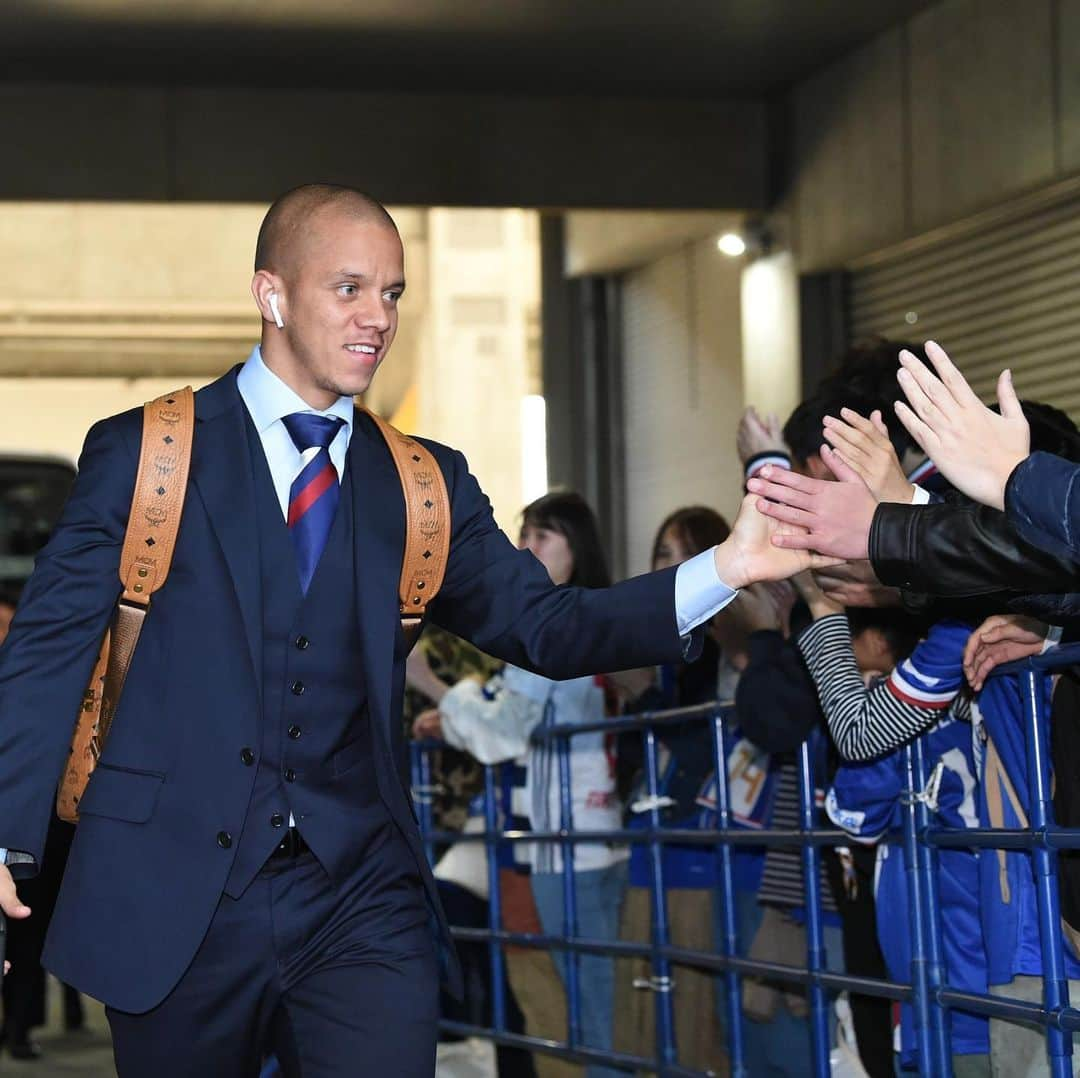 横浜F・マリノスさんのインスタグラム写真 - (横浜F・マリノスInstagram)「👋😁 . #fmarinos #Jリーグ #jleague #ハイタッチ #highfive #仲川輝人 #マルコスジュニオール #広瀬陸斗 #ドゥシャン #suits #スーツ #オーダースーツ @globalstyle_jp」4月13日 17時29分 - yokohamaf.marinos