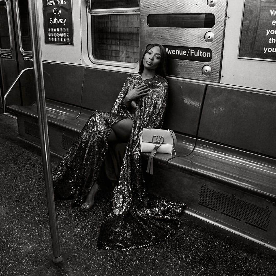 Valentinoさんのインスタグラム写真 - (ValentinoInstagram)「A moment alone in a city of many. @Naomi is captured alongside the Valentino Garavani #VRING bag for the #ValentinoPreFall19 accessories campaign, shot in New York by @inezandvinoodh under the creative direction of @pppiccioli.」4月13日 17時32分 - maisonvalentino