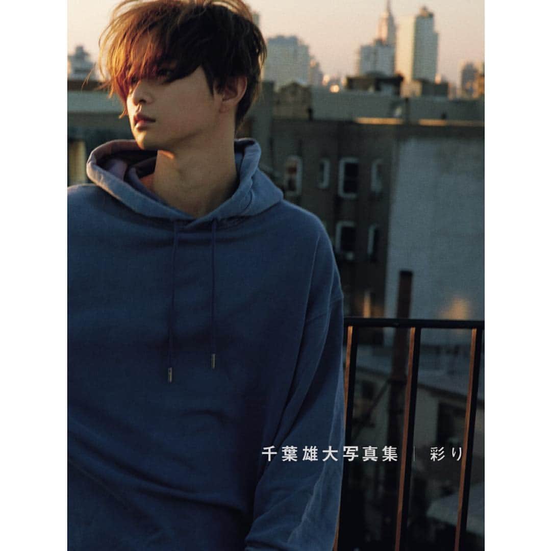千葉雄大さんのインスタグラム写真 - (千葉雄大Instagram)「写真集「彩り」本日発売です。 誰かに何かが届きますように。 東京でのイベントも無事終了。 あったかい人たちに囲まれて、 幸せでございました。 大阪、名古屋、福岡、北海道、仙台と あなたの街まで会いにいきます。 たのしみです。  お手元に一冊。ぜひ。」4月13日 17時41分 - yudaichibaofficial