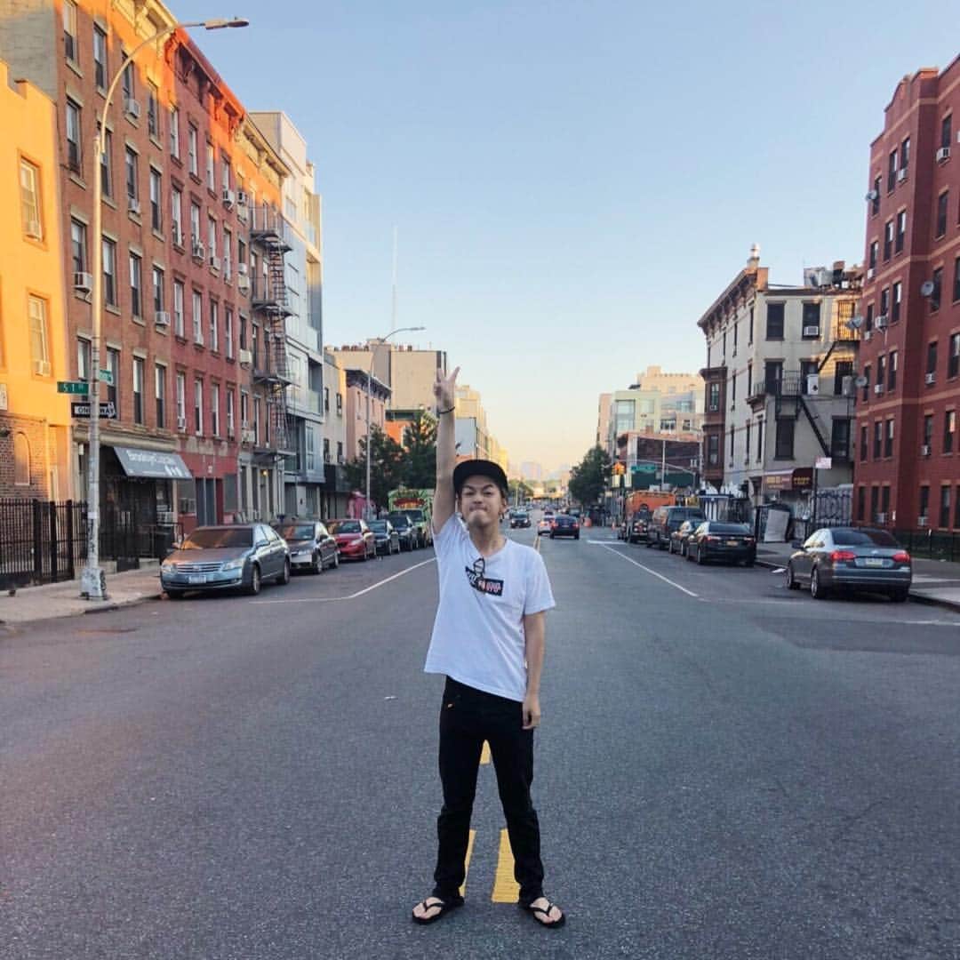 千葉雄大さんのインスタグラム写真 - (千葉雄大Instagram)「写真集「彩り」本日発売です。 誰かに何かが届きますように。 東京でのイベントも無事終了。 あったかい人たちに囲まれて、 幸せでございました。 大阪、名古屋、福岡、北海道、仙台と あなたの街まで会いにいきます。 たのしみです。  お手元に一冊。ぜひ。」4月13日 17時41分 - yudaichibaofficial