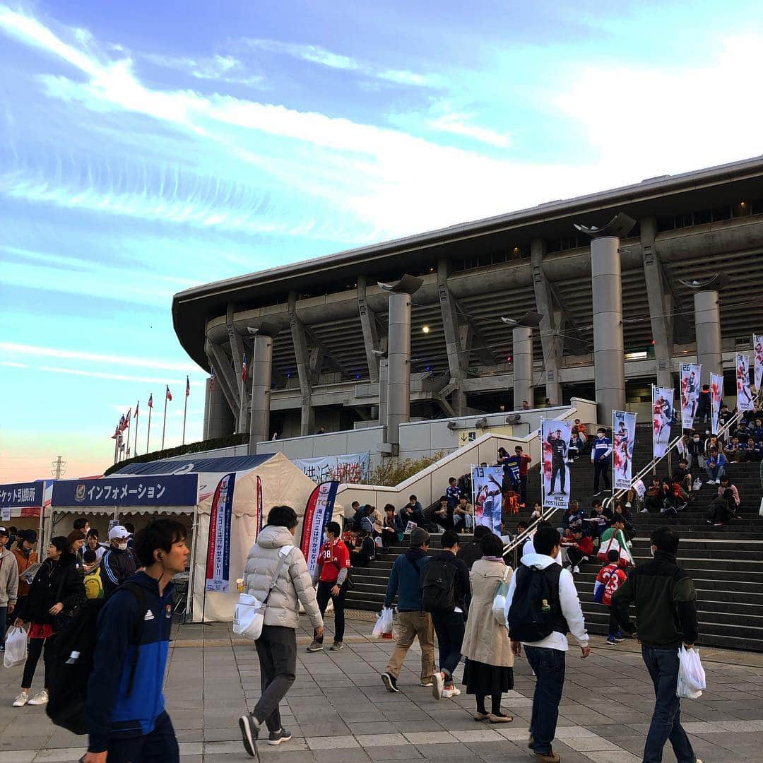 大川佑のインスタグラム：「空がいい味出してる。  #Jリーグ #jleague  #サッカー #football #soccer #DAZN  #名古屋グランパス #grampus  #横浜fマリノス #fmarinos  #コトシハjガハンパナイ」