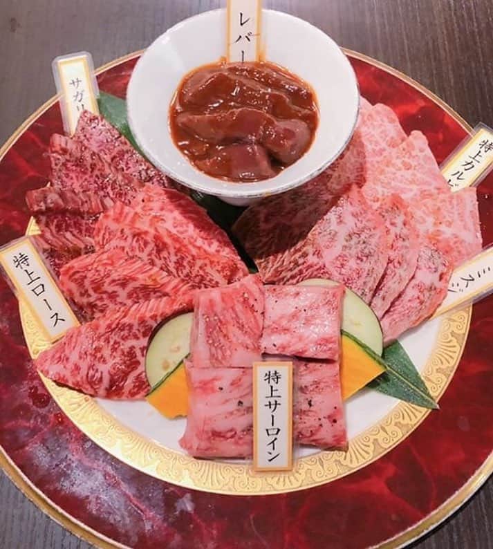 のインスタグラム：「. 炭火焼肉 bistro 山城牛🍷🐮 【厳選6種 極上盛り合わせ】 . 当店では、和牛を知り尽くした職人👨‍🍳が40種類以上の部位に分けて捌いています💪💪 . 本日のオススメは、 何から頼んでいいか分からない😥😥 という方におすすめのこの一皿‼️ . 山城牛の特上部位がぜーんぶ詰まった極上盛りです💯🉐 . 特上カルビ💯 特上ロース💯 特選ミスジ💯 特選サガリ💯 特上ヒレorサーロイン💯 上ホルモン💯 . 2名〜3名様でシェアできる内容になっております😇😇 . 〜 系列店舗のご紹介 〜 . 那覇新都心 本格和洋創作が豊富なドリンクと一緒に一つのテーブルで楽しめる🍽 【和洋ダイニング おもろはうす】 @omorohouse . 那覇市牧志(沖映通り) 幻の和豚 交配率100%の純血金武アグーのみを使用する専門店 【金武アグーしゃぶしゃぶ 琉球】 @kinagu.ryukyu . ご予約は各アカウント、その他グルメサイトからお願い致します🙇‍♂️🙇‍♀️ . . #沖縄 #炭火焼肉 #bistro #山城牛 #沖縄焼肉 #肉 #那覇市 #那覇市松山 #和牛 #ワイン #サプライズ #誕生日 #記念日 #赤肉 #okinawa #naha #yakiniku #wagyu #wine #instagram #instagramer #foodstagram #foodie #foodporn #instagood #f4f #l4l #おもろはうす #金武アグーしゃぶしゃぶ琉球 .」