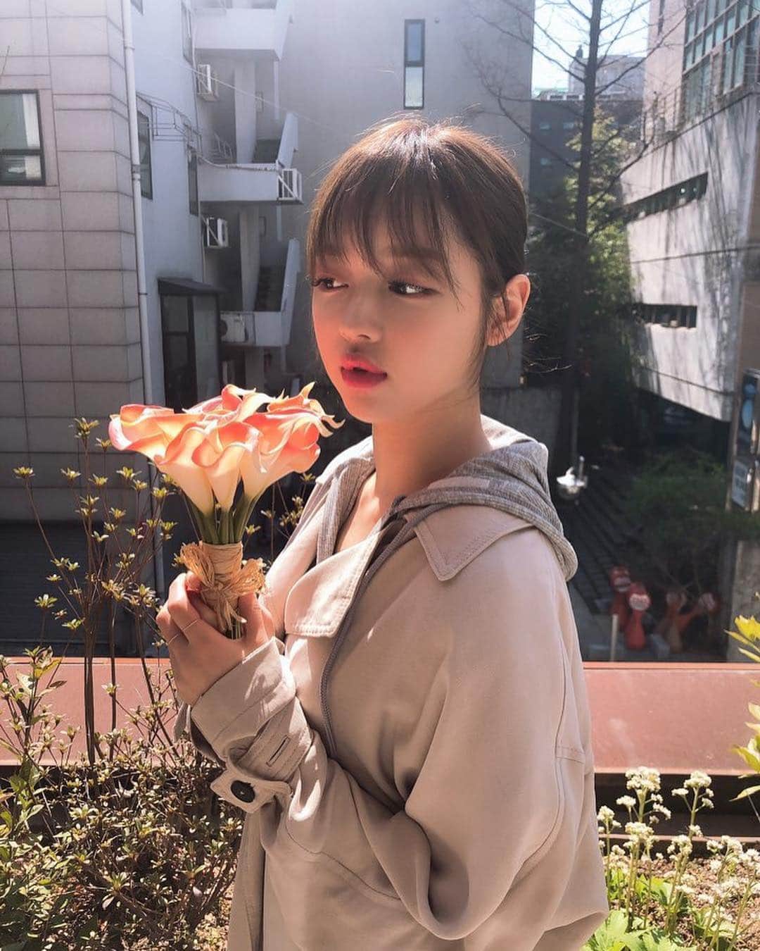 OH MY GIRLさんのインスタグラム写真 - (OH MY GIRLInstagram)「💐 #오마이걸 #OHMYGIRL #OMG #유아」4月13日 17時48分 - wm_ohmygirl