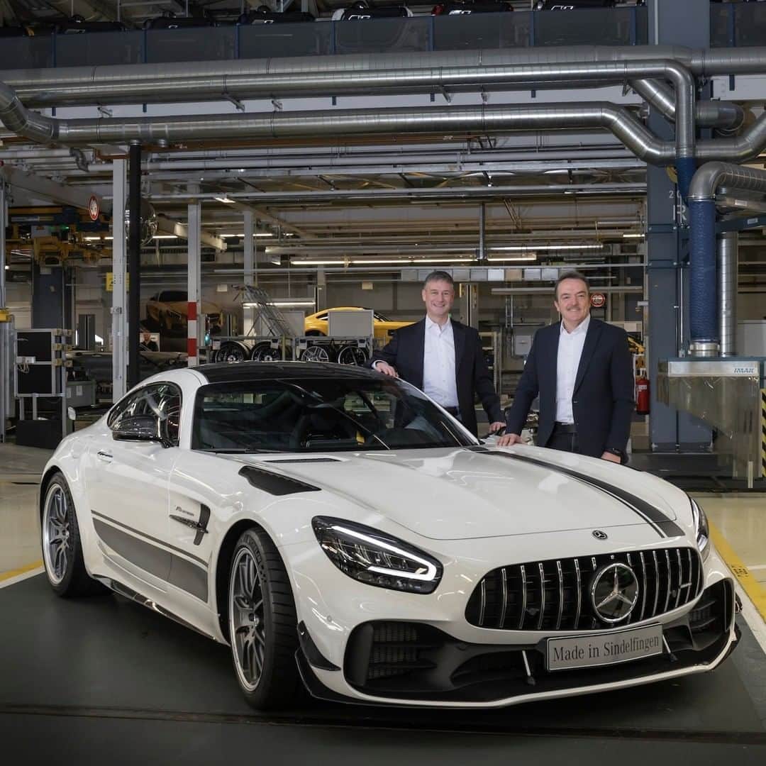 Mercedes AMGさんのインスタグラム写真 - (Mercedes AMGInstagram)「[Fuel consumption combined: 12.4 l/100km | CO2 emissions combined: 284 g/km]  The highly anticipated Mercedes-AMG GT R Pro is rolling off the production line at @MercedesBenz Sindelfingen! Tag a friend you would like to take for a ride in this new beast.  #AMGGTFAMILY #MercedesAMG #GTR #DrivingPerformance」4月13日 18時00分 - mercedesamg