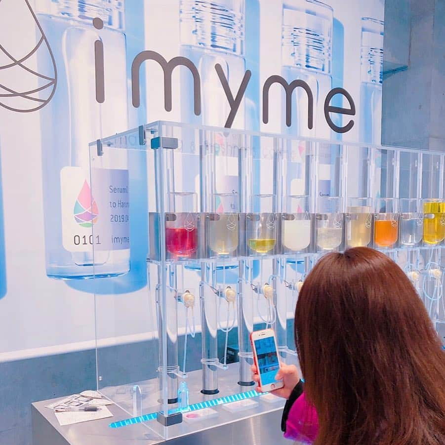 大井智保子さんのインスタグラム写真 - (大井智保子Instagram)「〝imyme〟 @imyme_cosme 🌡 . 表参道に期間限定でopenしているポップアップにご招待いただきました😊 「こんなの初めて…😳」に出会っちゃった👏 サイトで15問の細かい質問に答えると、100種類のセラムの中から1番ぴったりな自分だけのセラムが選んでもらえるという本当に新しい画期的な基礎化粧品✨ 食物アレルギーの項目なんかもあって、 安心して使えます🧸 . 『セラムサーバー』という世界初のマシーンがすごくてほんまに…💉 パーソナライズなスキンケアがあっという間に目の前で出来上がりました🍋 ちほこver.とみなみver.全然違うんだよ🍎 . まるで果実を絞るように大切につくられた 出来立てフレッシュで無添加な“わたしだけ”の名前入りオールインワンセラム お肌でお悩みの方、もっともっと綺麗になりたい美に貪欲な方、いっぽんで簡単にすませたい方など、 色んな方に体験してみてもらいたいです…🌹 . #imyme #アイマイミー #オリジナルコスメ #オリジナルスキンケア #最新コスメ#パーソナライズコスメ #スキンケア #skincare #serum #originalserum #コスメ好きさんと繋がりたい #美肌ケア #美肌になりたい #美肌 #無添加 #防腐剤フリー #防腐剤無し #フレッシュセラム #オールインワンセラム #オイル美容液 #オイル美容 #目指せマイナス5歳肌」4月13日 18時00分 - chihokoi