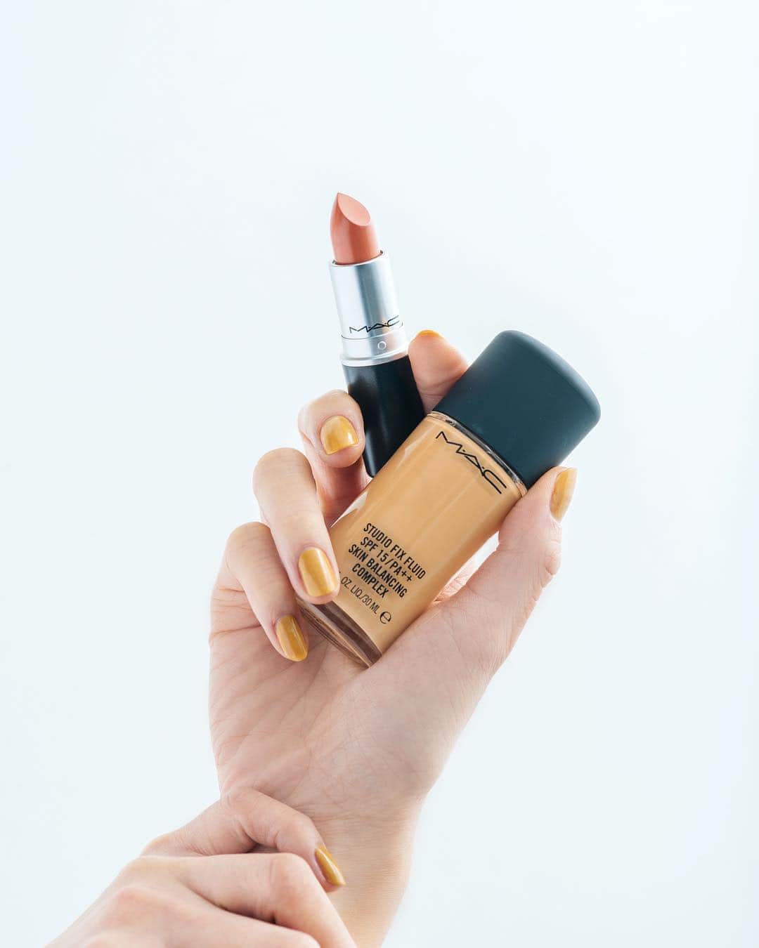 M∙A∙C Cosmetics Japanのインスタグラム：「⠀ 「スタジオ フィックス フルイッド SPF 15」がカラーバリエーション豊富になって登場✨ 人気の秘密は”カバー力”と”崩れにくさ”❤️ ⠀ ⠀ #MACStudioFix #スタジオフィックス #EveryShadeOfYou ⠀ ⠀ ↓↓使用メイン製品↓↓ [スタジオ フィックス フルイッド SPF 15] NC27 (モデル使用色) [リップスティック] ソフト キッシーズ ⠀ ⠀ MAKEUP: M·A·C NATIONAL ARTIST RYOKO SHIONO @mac_ryoko MODEL: AN @blossom.jij PHOTO: @takaki_iwata HAIR: @gxxxxxo DIRECT: @aiaizm ⠀ ⠀ ⠀ ⠀ ⠀ ⠀ #MACCosmeticsJapan #MACコスメ #MACCosmetics  #MAC #コスメ #メイク #foundation #FluidFoundation #Fluid #ファンデーション #フルイドファンデーション #MACスタジオフィックス #新色 #クリーミースキン #サンキススキン #CreamySkin #SunKissSkin」