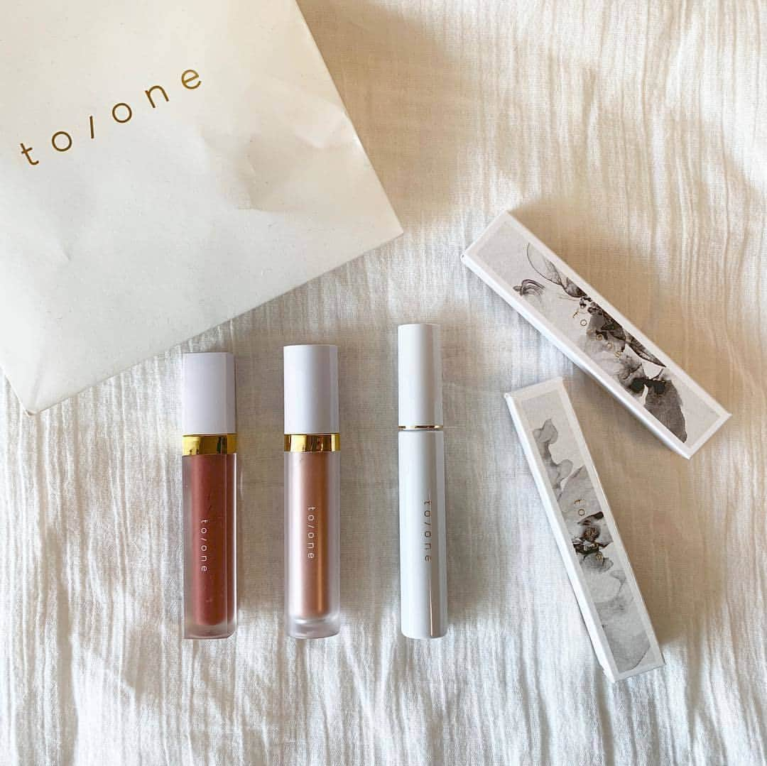 MERYさんのインスタグラム写真 - (MERYInstagram)「. オーガニックコスメ持っていますか？こちらは『to/one（トーン） @toonecosmetics 』のアイテム。肌に優しいコスメを使ってメイクをしましょう♡ . MERYでは他にも「かわいい」に近づくさまざまな情報を発信しています。 @mery.beauty コスメ・美容に特化した情報をお届け♡ @mery_spot 話題のカフェやお出かけスポットをご紹介！ こちらもぜひチェックしてみてください！ . . photo by @dambo527 . #MERY #regram #instagram #photogenic #instagenic #instagood #instalike #toone #toonecosmetics #cosmekitchen #cosmetics #organic #뷰티스타그램 #マスカラ #アイシャドウ #グロス #オーガニック #ペタルエッセンスグロス #ペタルリキッドアイシャドウ #ロングラッシュマスカラ #春コスメ #オーガニックコスメ #コスメキッチン #トーン #コスメ #コスメ好きさんと繋がりたい #お洒落さんと繋がりたい #お洒落 #MERY女子 #メリー」4月13日 18時01分 - mery.jp