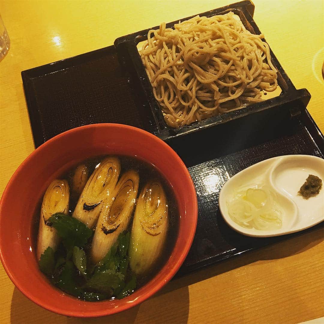 金巻ともこさんのインスタグラム写真 - (金巻ともこInstagram)「なんかTLにおいしそうなお蕎麦食べてる人が多かったのでおいしいお蕎麦を食べたよ。ここの鴨せいろちょううまいの。おまけに牡蠣天つけたよ。ビールもね！ #蕎麦 #鴨せいろ #天ぷら #手打蕎麦ごとう #代々木上原 #soba #tempura #そば #牡蠣天ぷら」4月13日 18時02分 - tomotomoco