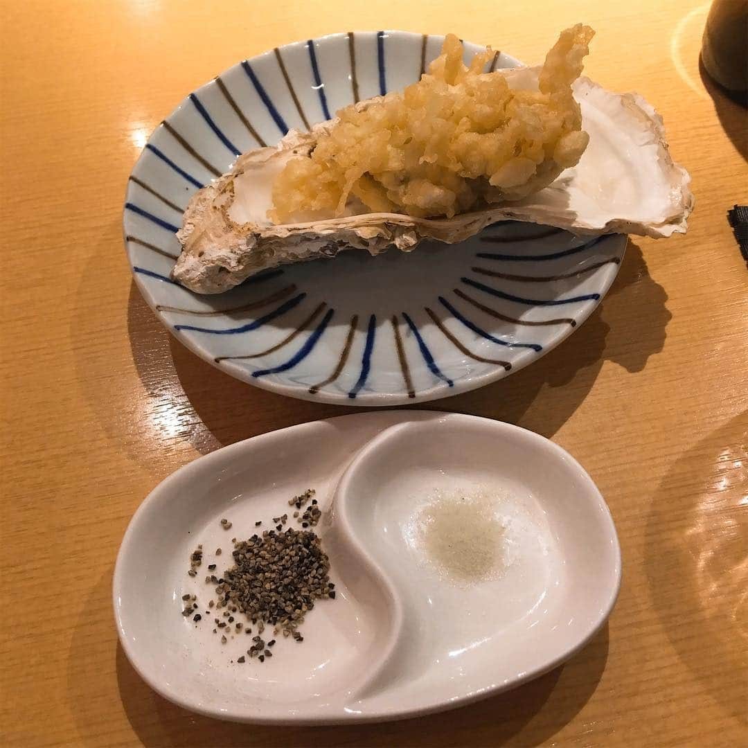 金巻ともこさんのインスタグラム写真 - (金巻ともこInstagram)「なんかTLにおいしそうなお蕎麦食べてる人が多かったのでおいしいお蕎麦を食べたよ。ここの鴨せいろちょううまいの。おまけに牡蠣天つけたよ。ビールもね！ #蕎麦 #鴨せいろ #天ぷら #手打蕎麦ごとう #代々木上原 #soba #tempura #そば #牡蠣天ぷら」4月13日 18時02分 - tomotomoco