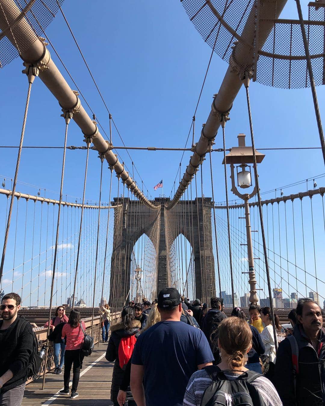 西原有紀さんのインスタグラム写真 - (西原有紀Instagram)「Brooklyn Bridge 🌉 • • • イースト川をまたぎマンハッタンとブルックリンを結ぶ橋のブルックリン橋🌉❤️ 詳しくは、西原有紀ブログで検索か、こちらをポチっとな↓↓↓ https://ameblo.jp/nishiharayuki/entry-12453951197.html #西原有紀 #にしはらゆき #ブルックリンブリッジ #ニューヨーク #NY #旅 #セントパトリック大聖堂 #教会 #ひとり旅 #音楽 #歌 #モデル #TPOコーデ #カメレオンコーデ #ギャップコーデ #ダンスボーカル #ギャップコーデ #アスレジャーファッション #アスレジャー #体幹」4月13日 18時06分 - u_ki0211