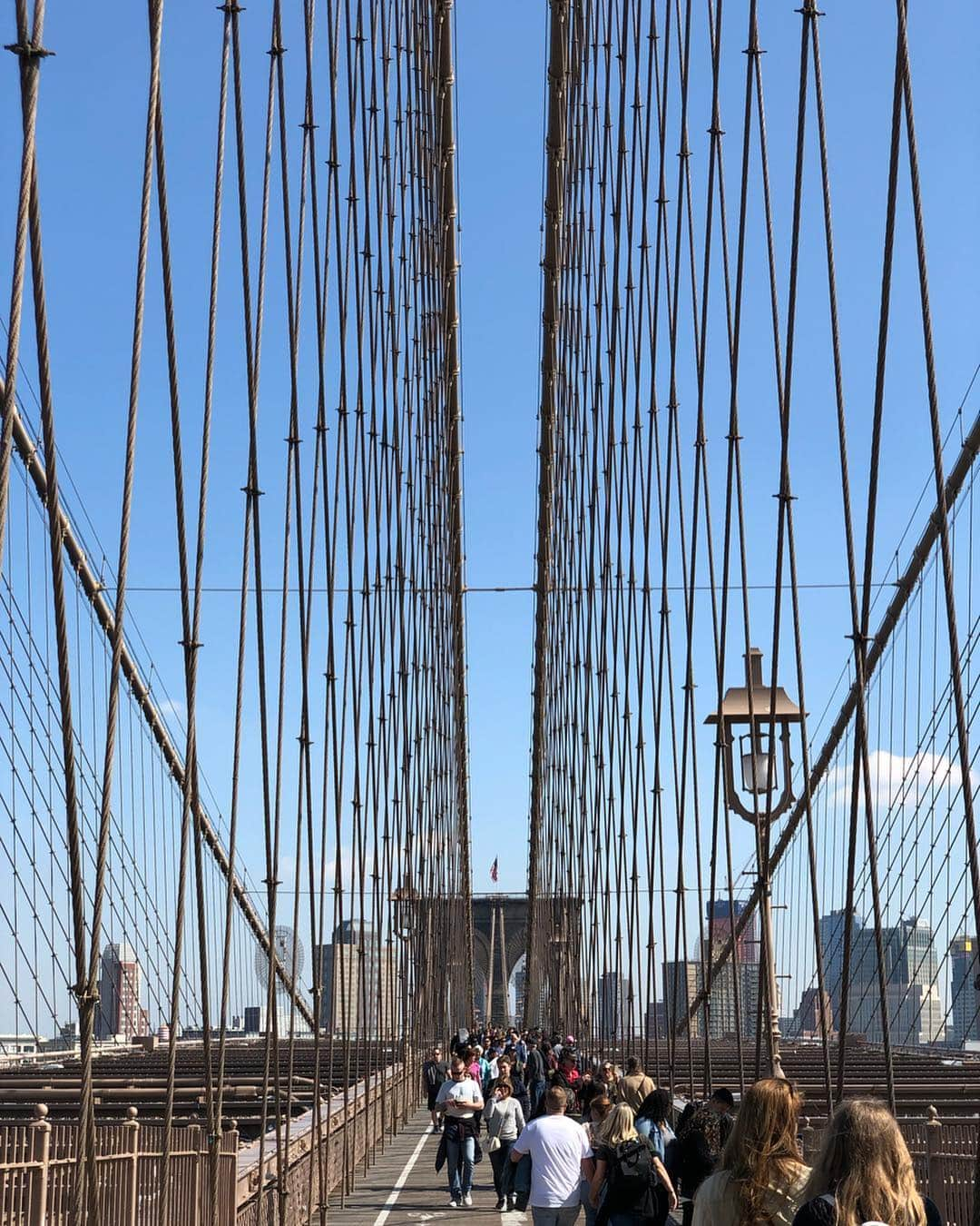 西原有紀さんのインスタグラム写真 - (西原有紀Instagram)「Brooklyn Bridge 🌉 • • • イースト川をまたぎマンハッタンとブルックリンを結ぶ橋のブルックリン橋🌉❤️ 詳しくは、西原有紀ブログで検索か、こちらをポチっとな↓↓↓ https://ameblo.jp/nishiharayuki/entry-12453951197.html #西原有紀 #にしはらゆき #ブルックリンブリッジ #ニューヨーク #NY #旅 #セントパトリック大聖堂 #教会 #ひとり旅 #音楽 #歌 #モデル #TPOコーデ #カメレオンコーデ #ギャップコーデ #ダンスボーカル #ギャップコーデ #アスレジャーファッション #アスレジャー #体幹」4月13日 18時06分 - u_ki0211