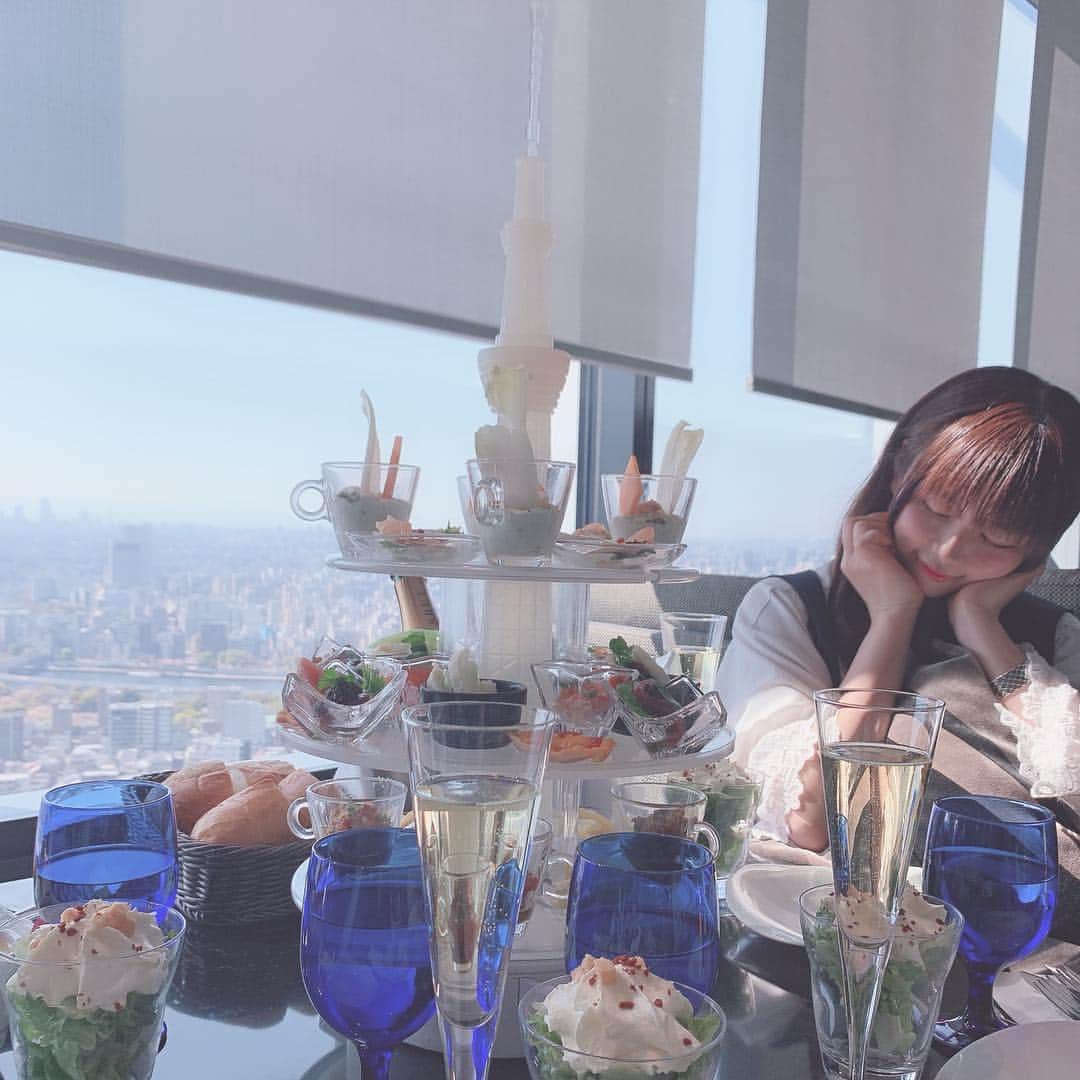 桜川ひめこさんのインスタグラム写真 - (桜川ひめこInstagram)「🎀💎🎠🦄💎🎀 なにこの写真の雰囲気の感じ…… リア充風。。。 ◌̥*⃝̣ ひめめっぽくないけど 大丈夫？？！？ᕱ⑅ᕱ ◌̥*⃝̣ しかし すーっごいたのしかった！ ♡꒰ ¨̮͚ ꒱♩♩◦． ◌̥*⃝̣ いつメンとランチః そんでもって 実はとあるサプライズᕱ⑅ᕱ 🎀💎🎠🦄💎🎀 #インスタ映え （笑） #スカイツリー #おんなのこママ  #スカイツリーランチ  #女の子ママ  #ランチ #アミューズ」4月13日 18時08分 - sakuragawahimeko