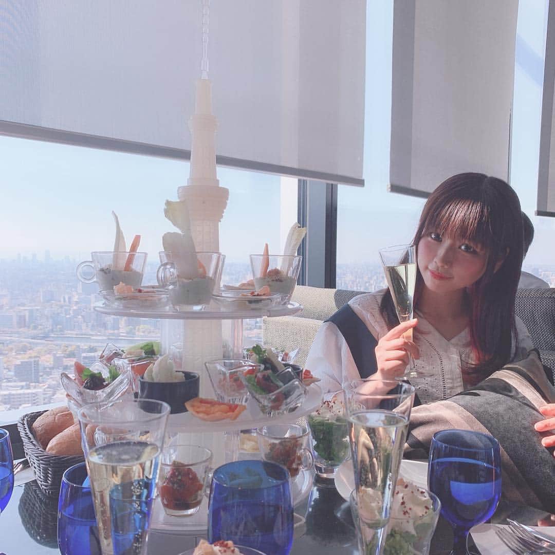 桜川ひめこさんのインスタグラム写真 - (桜川ひめこInstagram)「🎀💎🎠🦄💎🎀 なにこの写真の雰囲気の感じ…… リア充風。。。 ◌̥*⃝̣ ひめめっぽくないけど 大丈夫？？！？ᕱ⑅ᕱ ◌̥*⃝̣ しかし すーっごいたのしかった！ ♡꒰ ¨̮͚ ꒱♩♩◦． ◌̥*⃝̣ いつメンとランチః そんでもって 実はとあるサプライズᕱ⑅ᕱ 🎀💎🎠🦄💎🎀 #インスタ映え （笑） #スカイツリー #おんなのこママ  #スカイツリーランチ  #女の子ママ  #ランチ #アミューズ」4月13日 18時08分 - sakuragawahimeko