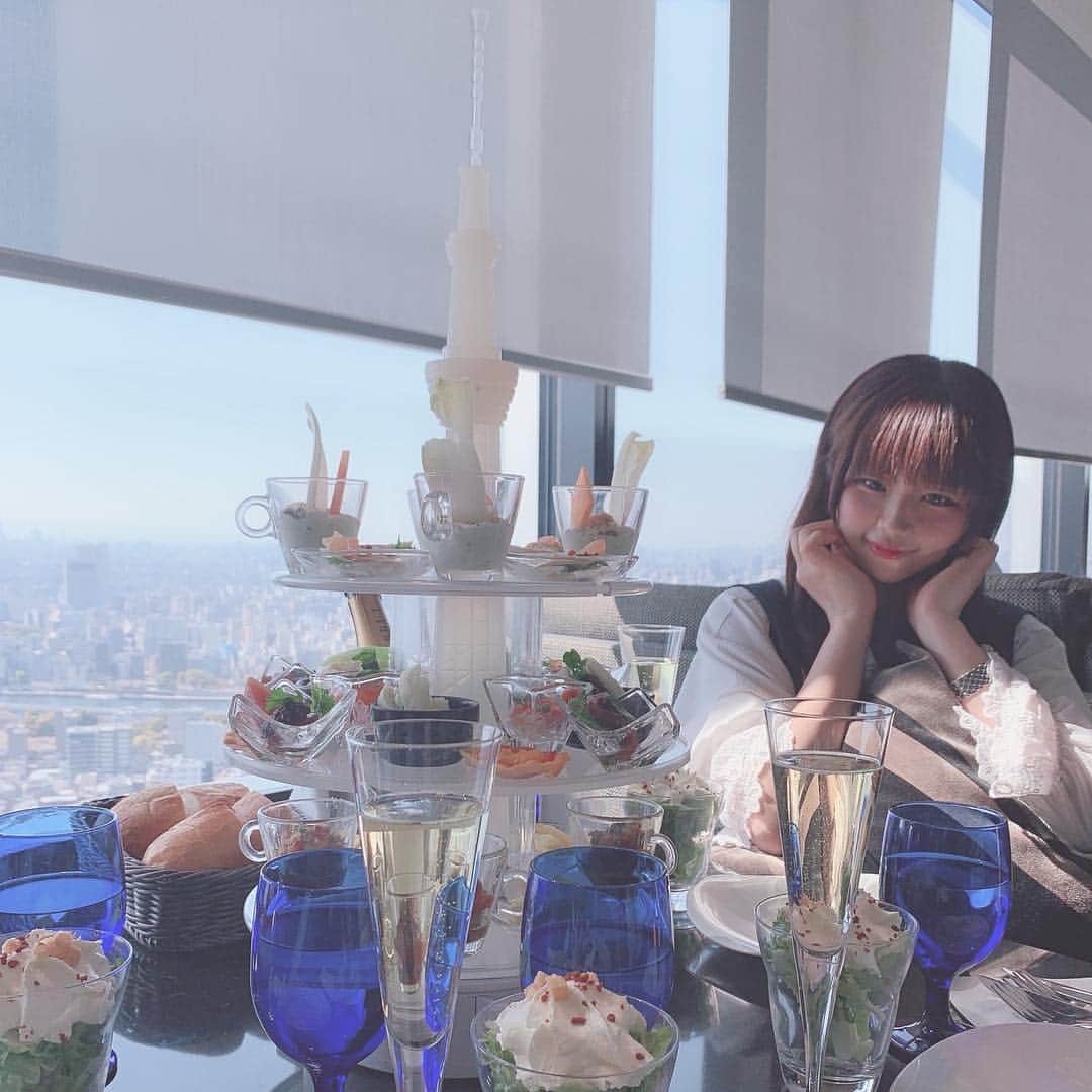 桜川ひめこさんのインスタグラム写真 - (桜川ひめこInstagram)「🎀💎🎠🦄💎🎀 なにこの写真の雰囲気の感じ…… リア充風。。。 ◌̥*⃝̣ ひめめっぽくないけど 大丈夫？？！？ᕱ⑅ᕱ ◌̥*⃝̣ しかし すーっごいたのしかった！ ♡꒰ ¨̮͚ ꒱♩♩◦． ◌̥*⃝̣ いつメンとランチః そんでもって 実はとあるサプライズᕱ⑅ᕱ 🎀💎🎠🦄💎🎀 #インスタ映え （笑） #スカイツリー #おんなのこママ  #スカイツリーランチ  #女の子ママ  #ランチ #アミューズ」4月13日 18時08分 - sakuragawahimeko