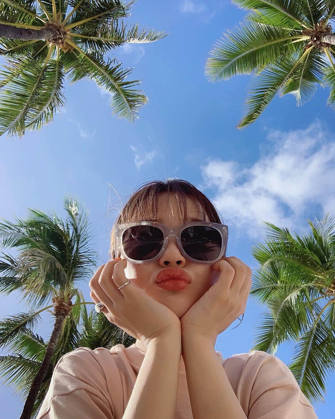 猪鼻ちひろのインスタグラム：「Aloha!﻿ 🐥🌈🌴🏖💙﻿ ﻿﻿ ホノルルハーフマラソン・ハパルアを走りに﻿ ハワイにやってきました🏃🏻‍♀️ ハパルアとはハワイ語で"半分" 制限時間がないハーフマラソンです。 初めてのひとでも気軽に参加できる人気の大会だそう😎﻿﻿ わたしも2回目なのですが、前回は楽しむ余裕がなかったので今回は景色を思いっきり楽しみながら完走！が目標☺️❣️﻿ ﻿﻿ #走るひと #手挙げて！﻿﻿ #ちひろtripハワイ #ちひろのお洋服 #chiro #fromchiro」