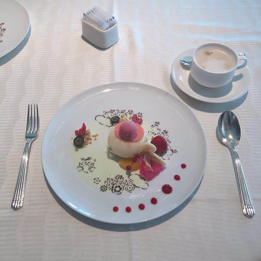 松川星さんのインスタグラム写真 - (松川星Instagram)「ミラコスタのコース料理🍽 見た目も味もとっても上品でした😉」4月13日 18時18分 - akarin__rin