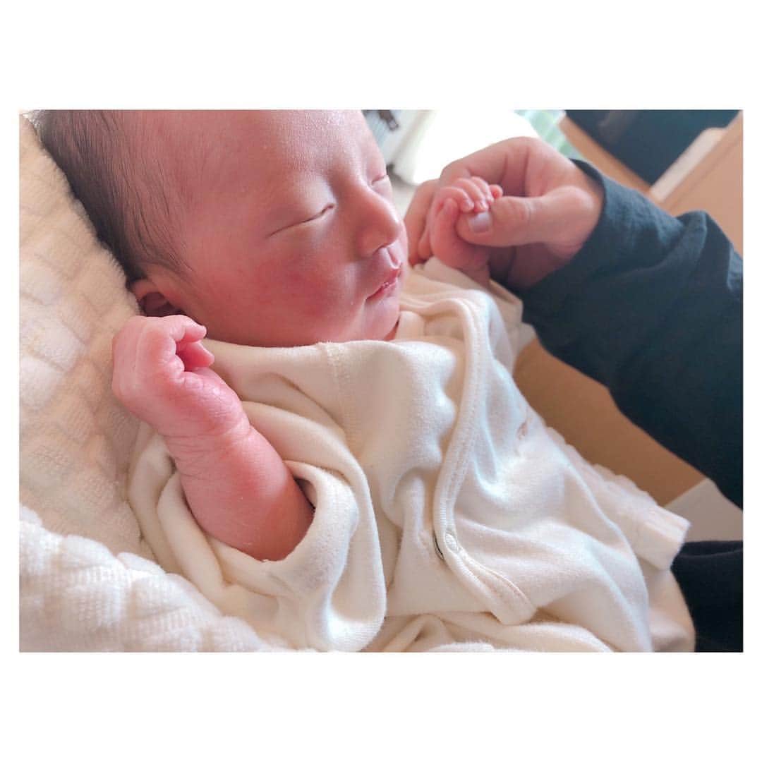 前原穂高のインスタグラム：「#出産報告 昨日の20:47、2,715gで前原家待望のBaby！ようやく産まれました👶2日間、陣痛頑張りましたが最後は帝王切開でした。 早速親バカになって写真撮りまくっています。パパになっちゃったなぁ… これから名前はゆっくり考えます！ 頑張ってくれた2人に感謝😭 ㅤㅤㅤ #おやすみ頂いてすいません #ほだちえべいびー #穂高2号 #出産 #美容室violet」