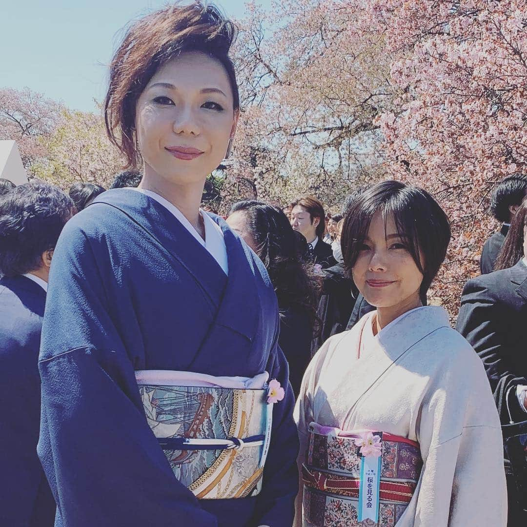 相川七瀬さんのインスタグラム写真 - (相川七瀬Instagram)「桜を見る会。みっつーと❤️ ももクロちゃんたちに久しぶりに会えて嬉しい❤️ 可愛いこころくんたちに囲まれて 嬉しかったです😊🌸 #桜を見る会  #新宿御苑 #着物」4月13日 18時10分 - nanasecat