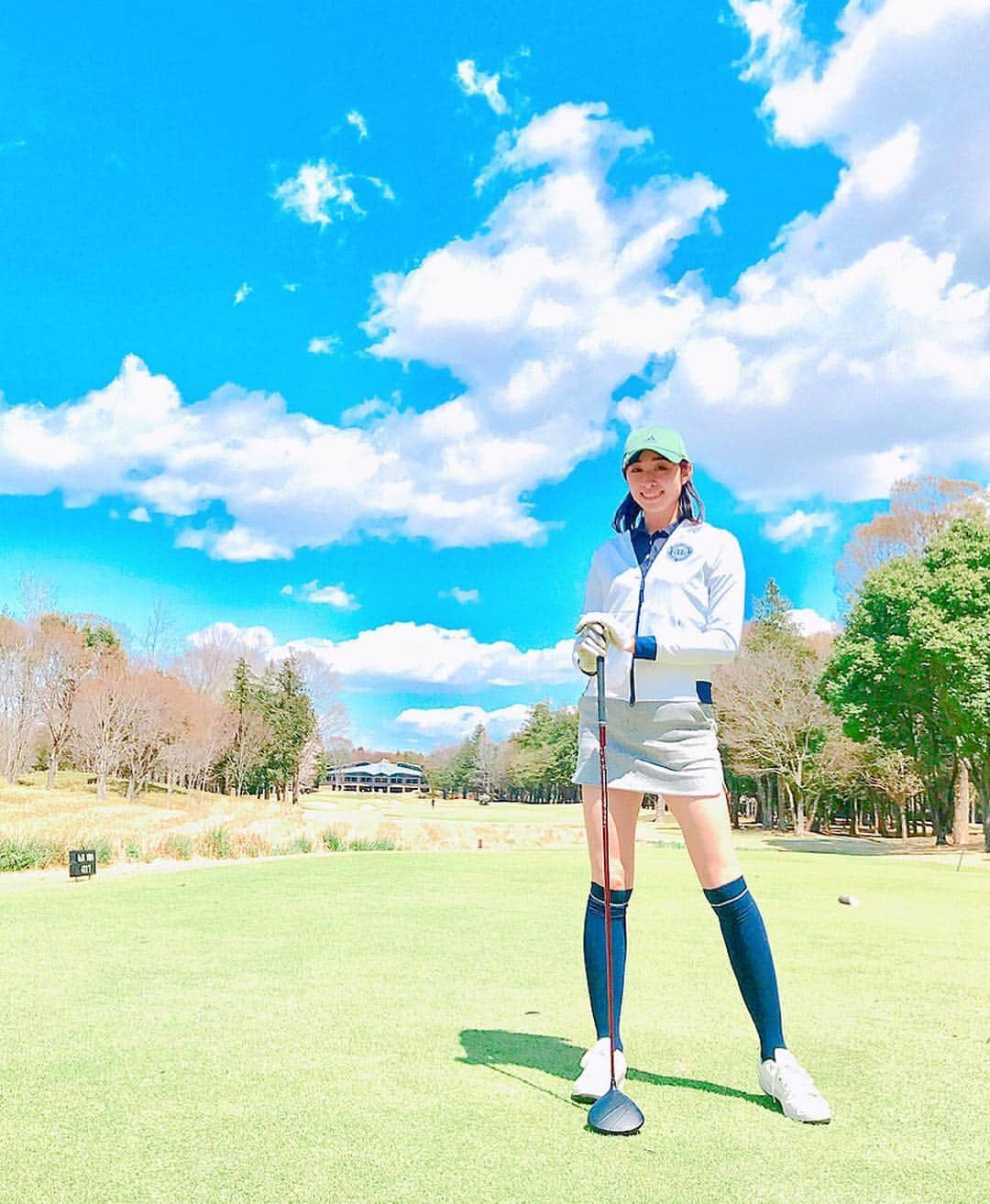 森木美和さんのインスタグラム写真 - (森木美和Instagram)「青空ゴルフ☺️⛳️✨ ﻿﻿ ﻿﻿ 来週は暖かくなるかなぁー♪﻿﻿ ﻿﻿ 最近、ゴムチューブで肩甲骨周りのストレッチ始めました☺️﻿﻿ (眠ってたのを思い出して使ってみた✨) ﻿﻿ ﻿﻿ 肩甲骨周りをほぐすと、ゴルフにも、そしてダイエットにも良いみたいよ😎💕﻿﻿ ﻿﻿ ﻿ 新技披露！🌬✨⇨3枚目😎✨﻿ ﻿ #マスターズ #寝不足 😓﻿﻿ #ゴムチューブトレーニング #ダイエット ﻿﻿#ごるトレ #スポーティー#ゴルフウェア ﻿﻿ #adidasgolf#taylormadegolf ﻿﻿﻿ #golf#golfgirl#ゴルフコーデ#ゴルフ好き#enjoygolf #ゴルフ女子#ゴルフ男子 #golffashion#fashion#ファッション#model #golfswing#春ゴルフ #春ゴルフコーディネート#撮影﻿#ゴルジョモ#golf#golfgirl#ゴルフ好き#enjoygolf #ゴルフ女子#ゴルフ男子 #golffashion#golfswing#vg_fashion﻿」4月13日 18時13分 - miwamoriki