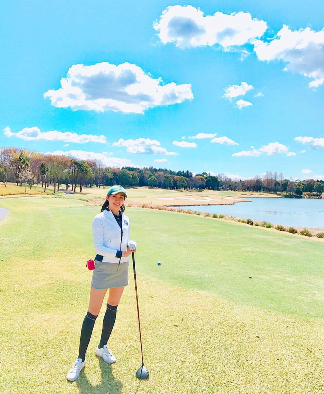 森木美和さんのインスタグラム写真 - (森木美和Instagram)「青空ゴルフ☺️⛳️✨ ﻿﻿ ﻿﻿ 来週は暖かくなるかなぁー♪﻿﻿ ﻿﻿ 最近、ゴムチューブで肩甲骨周りのストレッチ始めました☺️﻿﻿ (眠ってたのを思い出して使ってみた✨) ﻿﻿ ﻿﻿ 肩甲骨周りをほぐすと、ゴルフにも、そしてダイエットにも良いみたいよ😎💕﻿﻿ ﻿﻿ ﻿ 新技披露！🌬✨⇨3枚目😎✨﻿ ﻿ #マスターズ #寝不足 😓﻿﻿ #ゴムチューブトレーニング #ダイエット ﻿﻿#ごるトレ #スポーティー#ゴルフウェア ﻿﻿ #adidasgolf#taylormadegolf ﻿﻿﻿ #golf#golfgirl#ゴルフコーデ#ゴルフ好き#enjoygolf #ゴルフ女子#ゴルフ男子 #golffashion#fashion#ファッション#model #golfswing#春ゴルフ #春ゴルフコーディネート#撮影﻿#ゴルジョモ#golf#golfgirl#ゴルフ好き#enjoygolf #ゴルフ女子#ゴルフ男子 #golffashion#golfswing#vg_fashion﻿」4月13日 18時13分 - miwamoriki