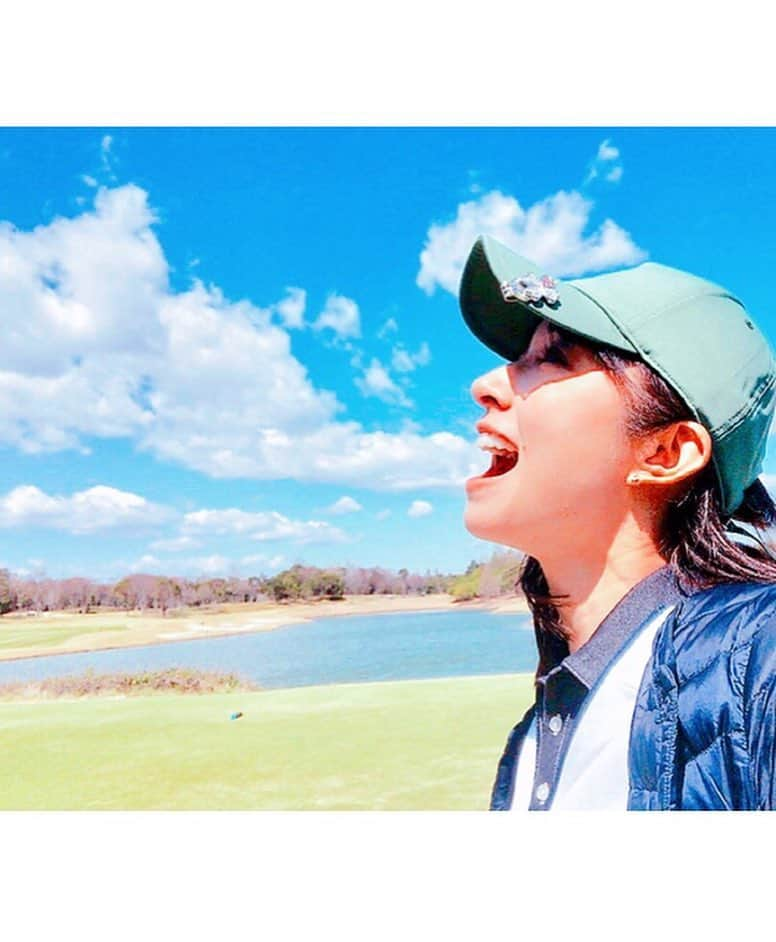 森木美和さんのインスタグラム写真 - (森木美和Instagram)「青空ゴルフ☺️⛳️✨ ﻿﻿ ﻿﻿ 来週は暖かくなるかなぁー♪﻿﻿ ﻿﻿ 最近、ゴムチューブで肩甲骨周りのストレッチ始めました☺️﻿﻿ (眠ってたのを思い出して使ってみた✨) ﻿﻿ ﻿﻿ 肩甲骨周りをほぐすと、ゴルフにも、そしてダイエットにも良いみたいよ😎💕﻿﻿ ﻿﻿ ﻿ 新技披露！🌬✨⇨3枚目😎✨﻿ ﻿ #マスターズ #寝不足 😓﻿﻿ #ゴムチューブトレーニング #ダイエット ﻿﻿#ごるトレ #スポーティー#ゴルフウェア ﻿﻿ #adidasgolf#taylormadegolf ﻿﻿﻿ #golf#golfgirl#ゴルフコーデ#ゴルフ好き#enjoygolf #ゴルフ女子#ゴルフ男子 #golffashion#fashion#ファッション#model #golfswing#春ゴルフ #春ゴルフコーディネート#撮影﻿#ゴルジョモ#golf#golfgirl#ゴルフ好き#enjoygolf #ゴルフ女子#ゴルフ男子 #golffashion#golfswing#vg_fashion﻿」4月13日 18時13分 - miwamoriki