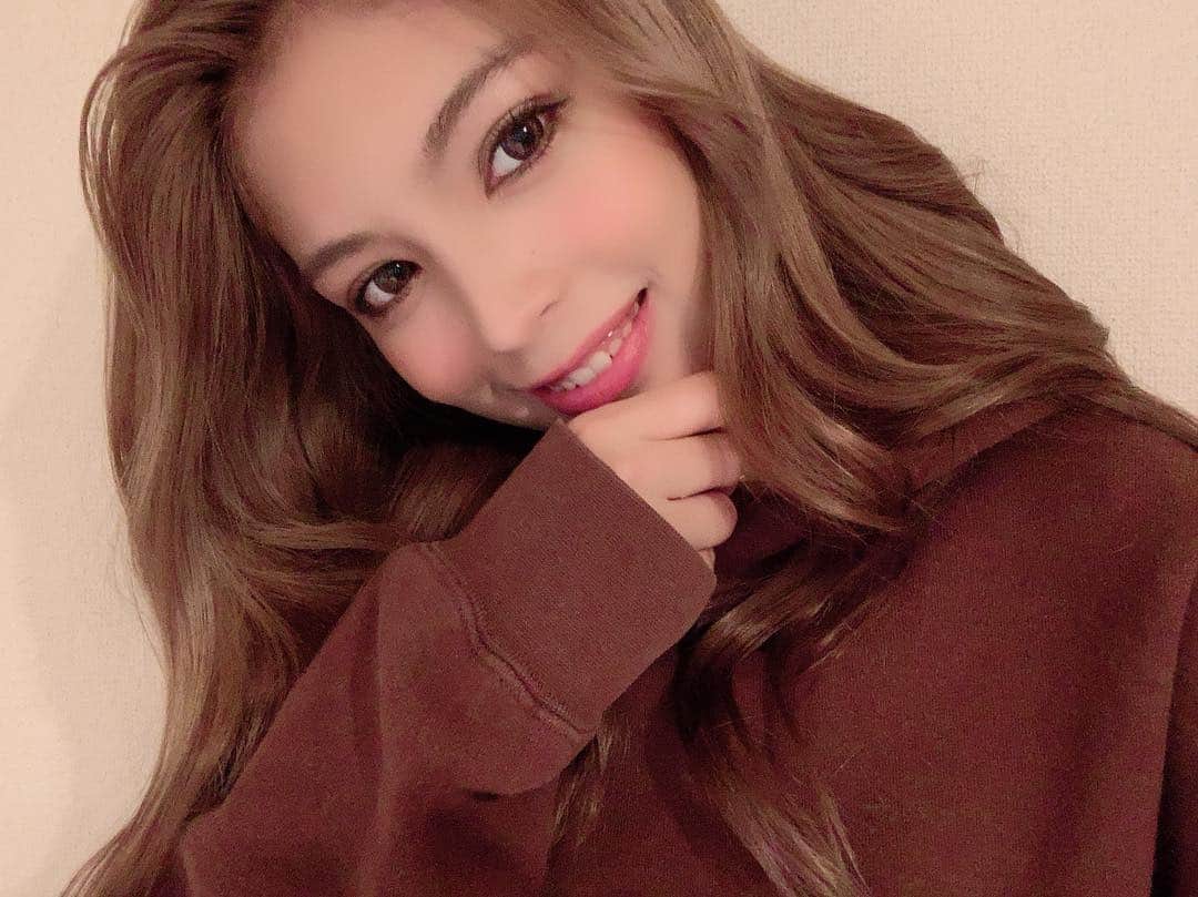 三浦絵里香のインスタグラム：「💋💋💋 . . 前髪作ってもシースルーで お願いしてるからかきあげも できちゃうんだ〜🤭🤭💗 . いつもわがまま聞いてくれて ありがとうございます🥰 . .」