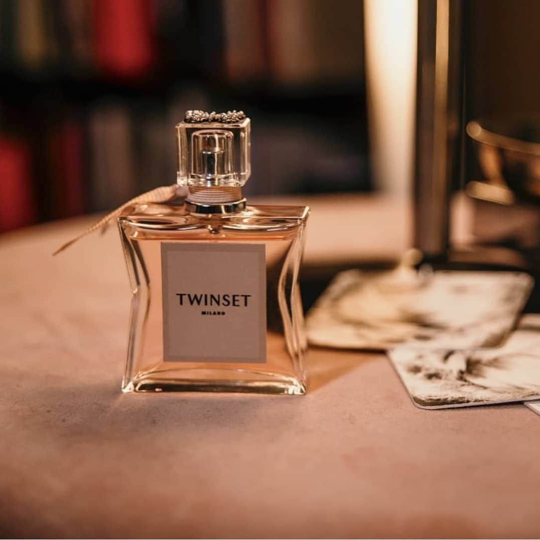 ツインセットさんのインスタグラム写真 - (ツインセットInstagram)「A timeless and feminine fragrance ❤️ There is a new way to be unique with our first #twinseteaudeparfum 🦋🌺 Discover more in our boutiques #twinsetlover #parfum」4月13日 18時13分 - twinsetofficial