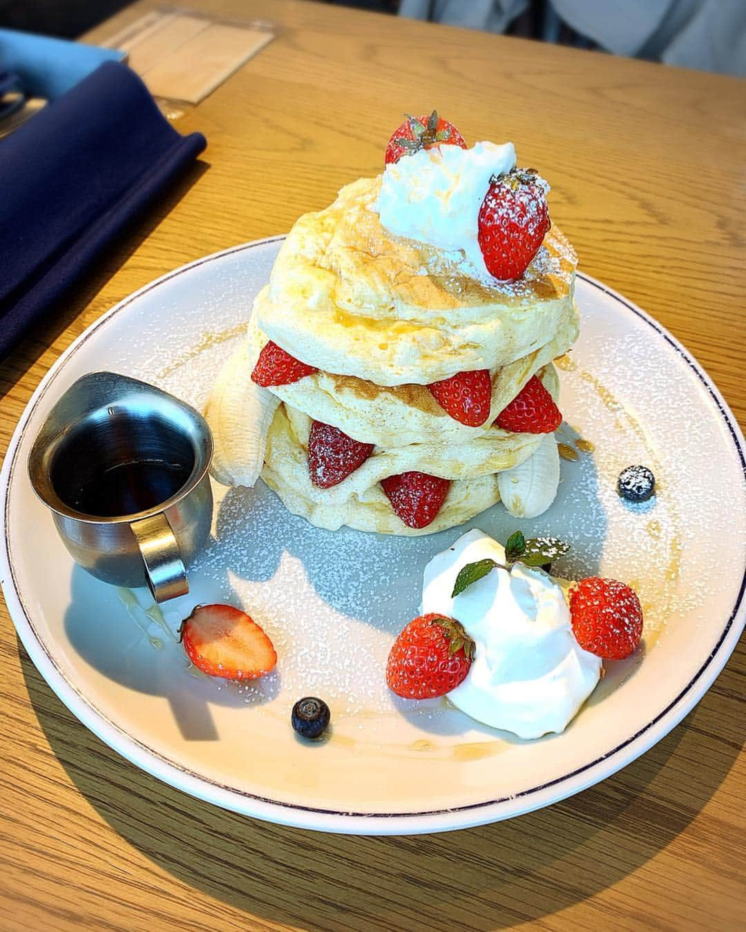 渋谷恭子さんのインスタグラム写真 - (渋谷恭子Instagram)「#カフェハドソン でパンケーキ🥞🍴 萌さん @moe68jasmine のは #フレッシュベリーリコッタパンケーキ 💕 私のは #ハニーバターリコッタパンケーキ 💕 ・ ・ ホイップクリームたっぷりのパンケーキより リコッタパンケーキの方が私好み😍 ・ ・ #カフェ #カフェハドソン新宿ミロード店  #新宿ミロード #新宿ミロード店 #イチナナキログラム #ワンピース #ワンピ #インスタグラマー #アラフォー #アラフィフ #新宿 #17kg #ootd #fashion #codinate #cafe #cafehudson」4月13日 18時19分 - kyoko.86