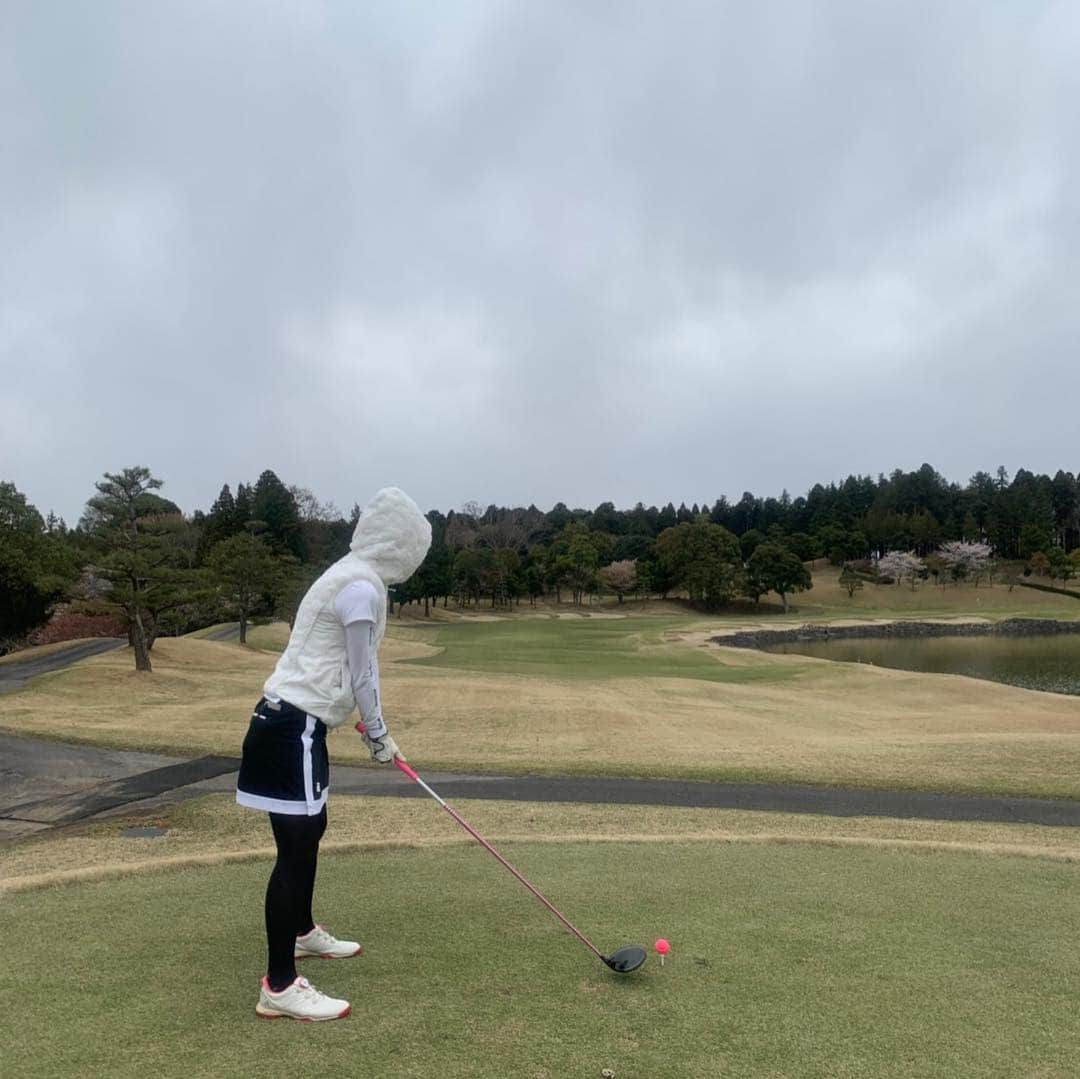 宮崎宣子さんのインスタグラム写真 - (宮崎宣子Instagram)「玲奈ちゃんゴルフ⛳️🏌️‍♀️✨ 96パーセントトーク、4パーセントゴルフ⛳️と言われた私達😆 後半寒くとも、笑いは止まらないし、楽しいし、本当に最高✨ っていうか、いつも私を幸せにしてくれる玲奈ちゃんに本当に感謝🙏✨✨✨💕 朝から晩まで、ずーっと楽しかった私でした🌸 桜が、まだまだ咲いていて、 初めて来ましたが、海外みたいな素敵なところでした❣️ #玲奈ちゃんゴルフ #後半寒かった #ゴルフ女子 #ゴルフウェア #アルチビオ #ビームスゴルフ #archivio #beamsgolf #玲奈ちゃんありがとう #毎回幸せ #毎回言うけど #ずっと楽しい #感謝 #callaway #epicflash」4月13日 18時20分 - miyazaki_nobuko