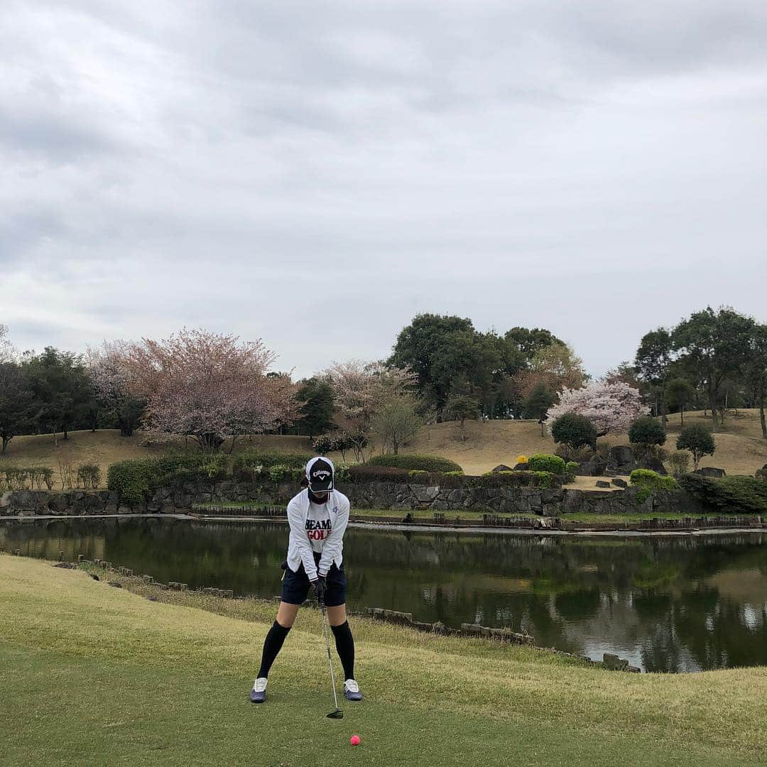 宮崎宣子さんのインスタグラム写真 - (宮崎宣子Instagram)「玲奈ちゃんゴルフ⛳️🏌️‍♀️✨ 96パーセントトーク、4パーセントゴルフ⛳️と言われた私達😆 後半寒くとも、笑いは止まらないし、楽しいし、本当に最高✨ っていうか、いつも私を幸せにしてくれる玲奈ちゃんに本当に感謝🙏✨✨✨💕 朝から晩まで、ずーっと楽しかった私でした🌸 桜が、まだまだ咲いていて、 初めて来ましたが、海外みたいな素敵なところでした❣️ #玲奈ちゃんゴルフ #後半寒かった #ゴルフ女子 #ゴルフウェア #アルチビオ #ビームスゴルフ #archivio #beamsgolf #玲奈ちゃんありがとう #毎回幸せ #毎回言うけど #ずっと楽しい #感謝 #callaway #epicflash」4月13日 18時20分 - miyazaki_nobuko