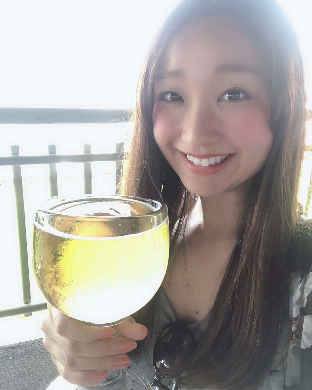 斉藤ひかりさんのインスタグラム写真 - (斉藤ひかりInstagram)「ビールのグラスが大きい！！😆✨ #海外 #人のビール #借りて撮影 #私は飲めないので #コーラを飲む 🍹」4月13日 18時22分 - hikarisaito1027