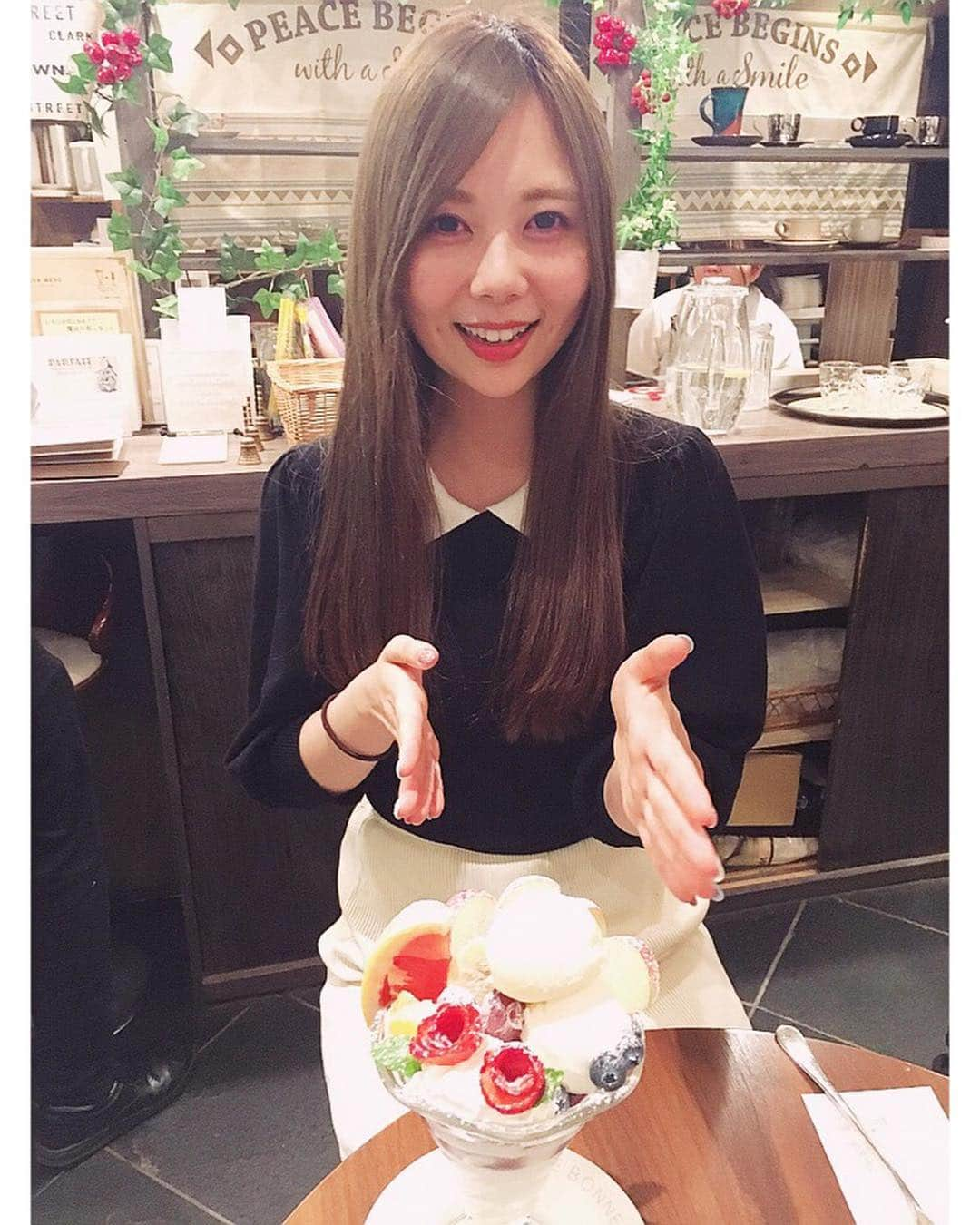 西村季里子さんのインスタグラム写真 - (西村季里子Instagram)「・ 札幌といえば… 締めパフェ🍨夜パフェ🍧 いや〜〜たくさんお店がありすぎて 選ぶの大変だった〜〜🤤🍓🍫🍬 ジンギスカンを食べた後に スタッフの皆さんとパフェも…💕 (わたしのわがままに付き合ってくれて 優しいありがとうございました🥺💗) 今日は無事イベントも終わったので、 これから美味しいイクラのお店にいく♥️ #北海道 #札幌#すすきの#パフェ#締めパフェ #夜パフェ#すすきのパフェ #大満足 #ジンギスカン#いくら#食べ歩きの旅  #イベント#無事終了#ご褒美#follow#followme」4月13日 18時23分 - kiriko_nishimura