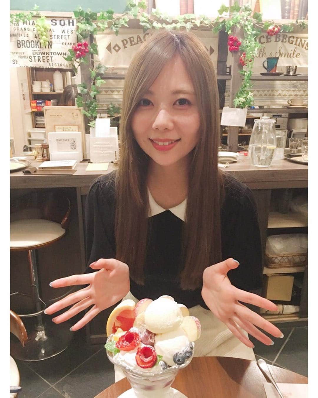 西村季里子のインスタグラム：「・ 札幌といえば… 締めパフェ🍨夜パフェ🍧 いや〜〜たくさんお店がありすぎて 選ぶの大変だった〜〜🤤🍓🍫🍬 ジンギスカンを食べた後に スタッフの皆さんとパフェも…💕 (わたしのわがままに付き合ってくれて 優しいありがとうございました🥺💗) 今日は無事イベントも終わったので、 これから美味しいイクラのお店にいく♥️ #北海道 #札幌#すすきの#パフェ#締めパフェ #夜パフェ#すすきのパフェ #大満足 #ジンギスカン#いくら#食べ歩きの旅  #イベント#無事終了#ご褒美#follow#followme」