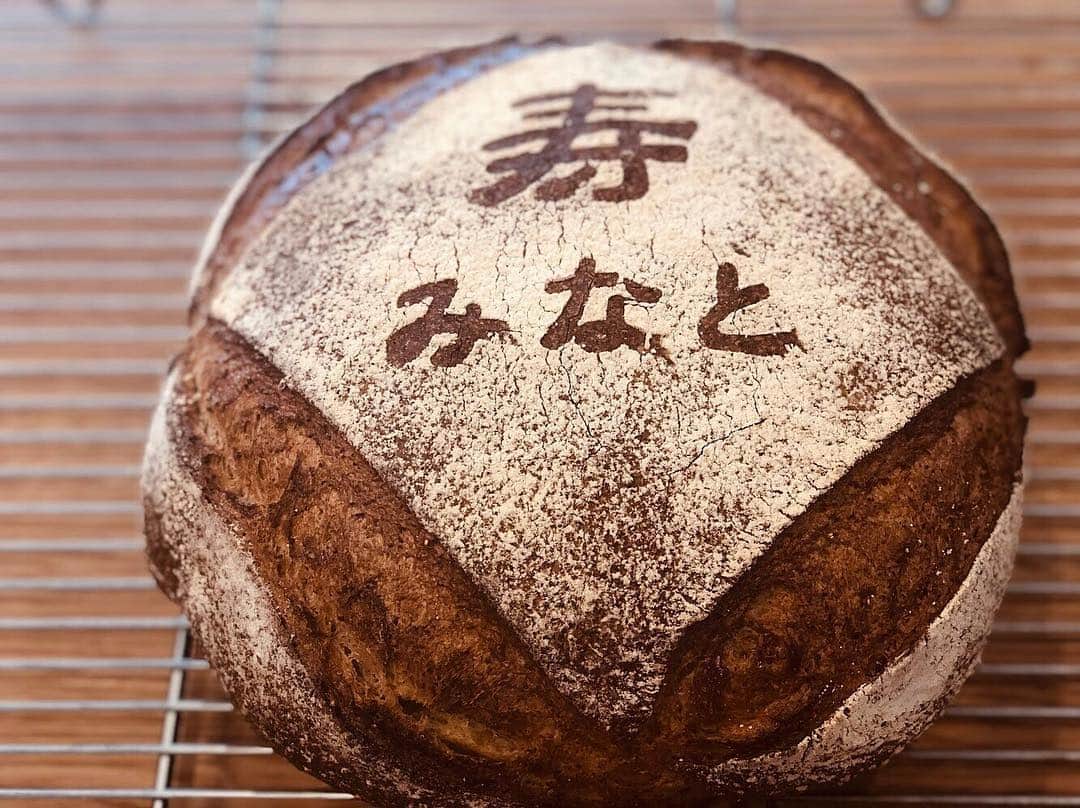丘の上のパン屋 さんのインスタグラム写真 - (丘の上のパン屋 Instagram)「2019.04.13﻿ ﻿ 丘の上のパン屋です。﻿﻿ ﻿﻿ 今日もお天気がよく、たくさんの方にご来店いただけきました、ありがとうございます。﻿ ﻿ 丘パンでは、おこさまの一歳のお祝いの「一升パン」のご予約をお受けしております。﻿ ﻿ ﻿ おこさまの一歳のお祝いの「一升パン」だけでなく、様々なイベントや記念日の「記念パン」として約2kgのフランスパン生地の大きいパンを焼き上げております。﻿ ﻿ みなさんで美味しく召し上がっていただけるように、天然酵母、国産小麦で作っており、安心・安全でもちろん美味しいパンです。﻿ ﻿ ご予約商品で、店舗での受取りとなっております。﻿ お電話にてご予約ください。﻿ ﻿ ﻿ ﻿ −−−−−−−−−﻿ ﻿ 💬 定休日について﻿ ﻿ 5月より、定期日が月曜・火曜になります。﻿ ご迷惑をおかけしますが、よろしくお願いします。﻿ ﻿ −−−−−−−−−﻿ ﻿ 💬 スタッフ募集中です﻿ 新たに一緒に働いてくれる仲間を募集しております。﻿ ﻿ 応募方法は郵送となりますので、詳細はサイトをご確認ください、﻿ ﻿ −−−−−−−−−﻿ ﻿ 💬 ご予約について﻿ ﻿ ●予約可能商品﻿ ・食パン 9:30 / 14:00﻿ ・カンパーニュ﻿ ・バゲット﻿ ・エッグタルト﻿ ※グルテンフリー米粉パン(プレーン、大納言)﻿ ※低糖質ふすまパン(3本から)﻿ ※一升パン﻿ (※は木、金のお渡しになります)﻿ ﻿ 📞 045-530-9683（クロワッサン🥐）﻿ ﻿ −−−−−−−−−﻿ ﻿ 🛒 オンラインショップ﻿ ﻿ グルテンフリーの米粉食パンの﻿ 通販を行っております。﻿ サイトからご確認ください。﻿ ﻿ −−−−−−−−−﻿ ﻿ 🏷﻿ #丘の上のパン屋 #一升パン #1歳誕生日 #1歳バースデー  #横浜 #青葉区 #たまプラーザ #ベーカリーカフェ #パン屋 #パン #パン屋さん #横浜パン屋 #🍞 #焼き立てパン #美しが丘 #美しが丘西 #田園都市線 #天然酵母 #国産小麦 #bakery #boulangerie #boulanger #yokohama#instabread #instafood #pane #sourdough #naturalyeast﻿ ﻿」4月13日 18時24分 - okanouenopanya