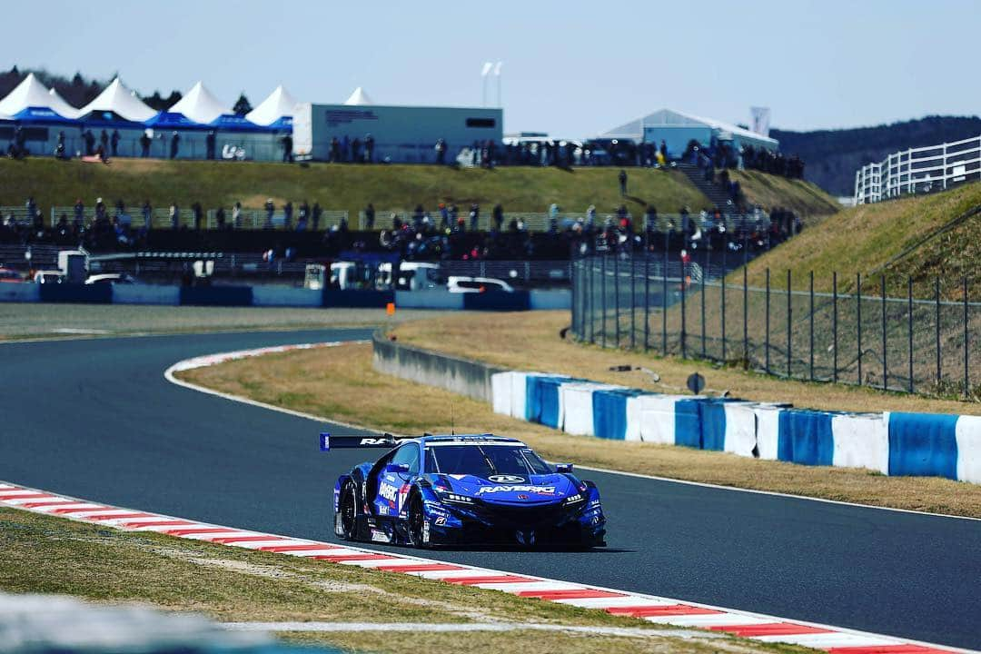 ジェンソン・バトンさんのインスタグラム写真 - (ジェンソン・バトンInstagram)「P3 for @naokiyamamoto_official and myself today in Qualifying which sets us up nicely for the race tomorrow here in Okayama, looks like it’s going to be a wet one so making sure we get our ducks in a row tonight for a good race setup 😉#honda #nsx #supergt #raybrig #teamKunimitsu 📸by @shigeyoshi_male」4月13日 18時24分 - jensonbutton