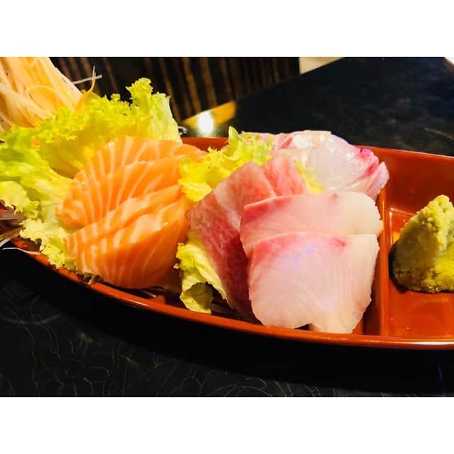 山田真以さんのインスタグラム写真 - (山田真以Instagram)「ここのところ粉雪が舞うシュチェチン☃️ 寒の戻りかな？🤔 このまま夏なんて来ないんじゃないかと思ってしまいます😂🇵🇱 . シュチェチンにも日本食屋さんが何軒かあって、こっちの方もお寿司が大好き！ といっても、握りやお刺身を好むのではなく、天ぷらなどの巻き寿司が人気みたいです。 魚を生で食べる習慣がないからかな…？ 写真にあるお寿司屋さんは、日本で修行をされたタイの方が握る日本食屋さん。 私は初めて行ったのですが、この日はメニューにはないトロをサービスして下さいました😊✨ . さて、今日はアウェイでレギアワルシャワとリーグ最終戦です。 レギアは優勝のかかった大一番、ポゴンは8位までに入らないと上位プレーオフに進めないため、こちらも負けられません💪 しかも勝ち点が団子状態… ドキドキです。 . #ポーランド#海外生活#ある日の外食#poland#life#instagood#goodpic#goodtimes」4月13日 18時25分 - maaai.yamada