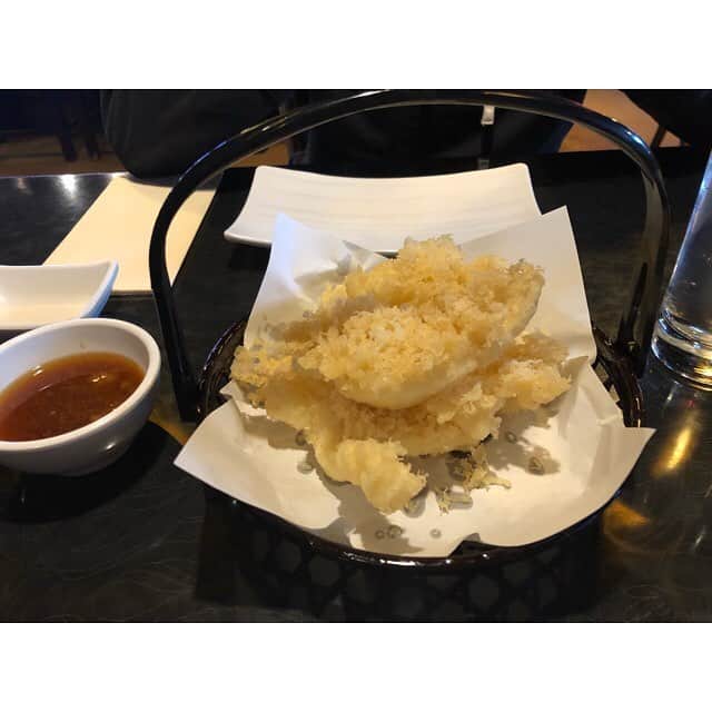 山田真以さんのインスタグラム写真 - (山田真以Instagram)「ここのところ粉雪が舞うシュチェチン☃️ 寒の戻りかな？🤔 このまま夏なんて来ないんじゃないかと思ってしまいます😂🇵🇱 . シュチェチンにも日本食屋さんが何軒かあって、こっちの方もお寿司が大好き！ といっても、握りやお刺身を好むのではなく、天ぷらなどの巻き寿司が人気みたいです。 魚を生で食べる習慣がないからかな…？ 写真にあるお寿司屋さんは、日本で修行をされたタイの方が握る日本食屋さん。 私は初めて行ったのですが、この日はメニューにはないトロをサービスして下さいました😊✨ . さて、今日はアウェイでレギアワルシャワとリーグ最終戦です。 レギアは優勝のかかった大一番、ポゴンは8位までに入らないと上位プレーオフに進めないため、こちらも負けられません💪 しかも勝ち点が団子状態… ドキドキです。 . #ポーランド#海外生活#ある日の外食#poland#life#instagood#goodpic#goodtimes」4月13日 18時25分 - maaai.yamada
