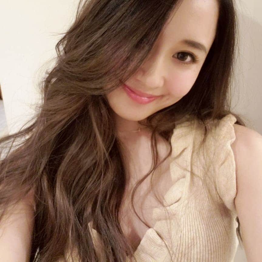 向山志穂のインスタグラム：「旅行の前に 共立美容皮膚科さんへ💗 お肌のメンテナンスや脱毛でお世話になっています✴  最近友達が@kyoritsu_biyo でピアスの穴を開けていて、私も開けたくなっちゃった、、、😳 春夏になると毎年開けたくなるんだょね～🙉」