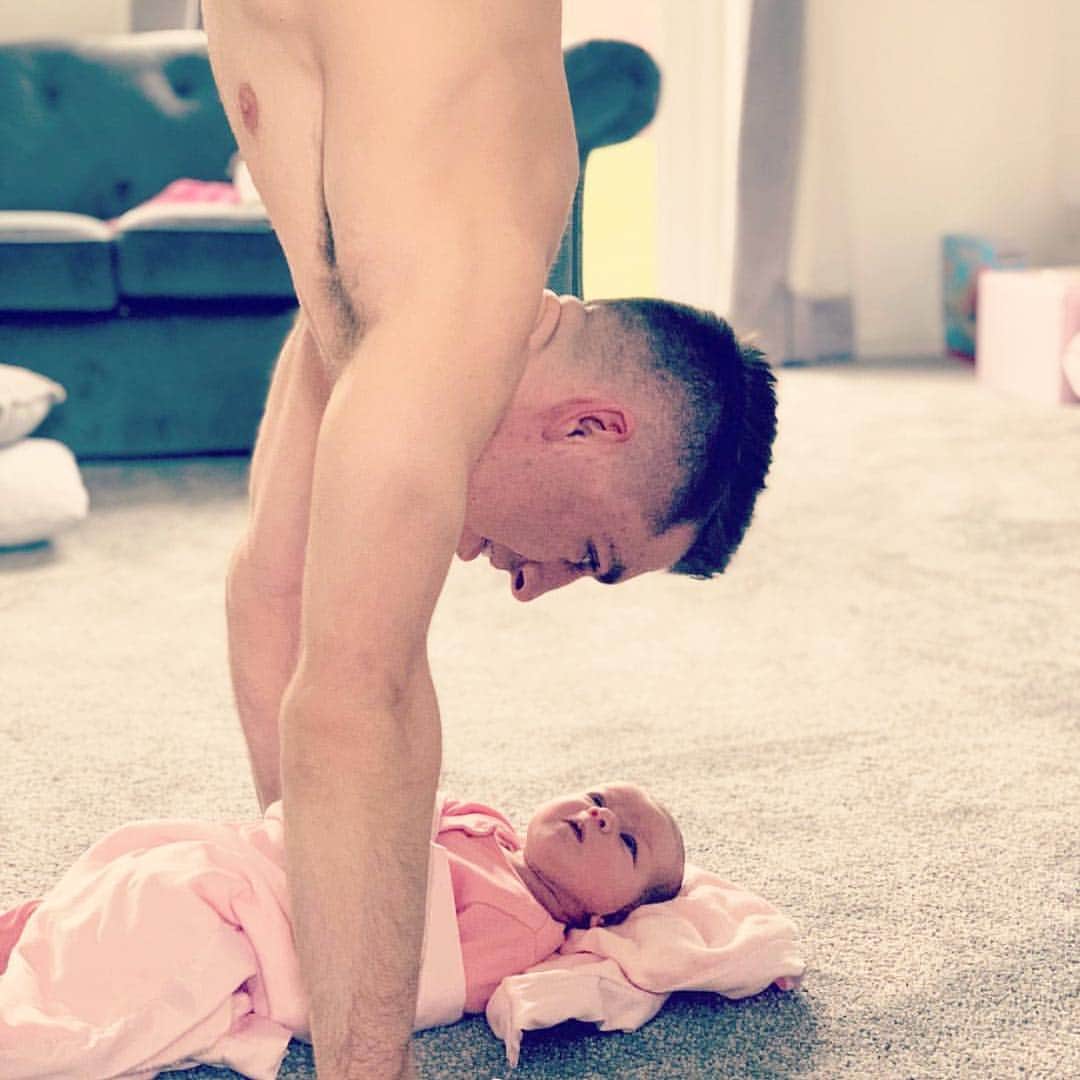 のインスタグラム：「#repost - @Leah.whitlock | “This picture only seemed right for today! (back when Willow was still tiny and about a week old!) Massive good luck @maxwhitlock1 in the Pommel final today at the European Championships! We can’t wait to watch ❤️ It will be on BBC2 from 2.15pm xxxxx”」