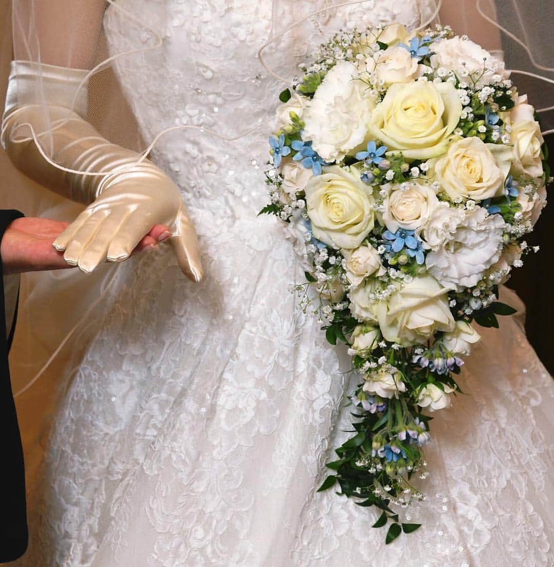 マリエカリヨン名古屋さんのインスタグラム写真 - (マリエカリヨン名古屋Instagram)「@marieecarillon . ウエディングドレスに合わせるブーケ選びは とっても大切ですよね＾＾♡ 花嫁さまのイメージに合わせて おひとりおひとりに合った コーディネートをご提案いたします ❁* . ------------------ . ▼ブライダルフェアは インスタのTOPからご予約が出来ます⚐ ＞＞＞ @marieecarillon . @marieecarillonをフォローして #マリエカリヨン  #マリエカリヨン名古屋 のハッシュタグをつけて お写真を投稿してみてくださいね✳︎ . こちらの公式IG（@marieecarillon） で取り上げさせていただきます♡ . #マリエカリヨン #マリエカリヨン名古屋 #dress #nagoya #wedding #weddingdress #weddingparty #ウェディングドレス #カラードレス #ウェディングレポ #チャペル #プレ花嫁 #ブライダルフェア #卒花 #披露宴 #結婚式準備 #日本中のプレ花嫁さんと繋がりたい #nagoya #結婚式 #結婚式場 #東海花嫁 #名古屋花嫁 #2019春婚 #2019夏婚 #2019秋婚 #2019冬婚 #花嫁コーディネート #ブーケ」4月13日 18時29分 - marieecarillon