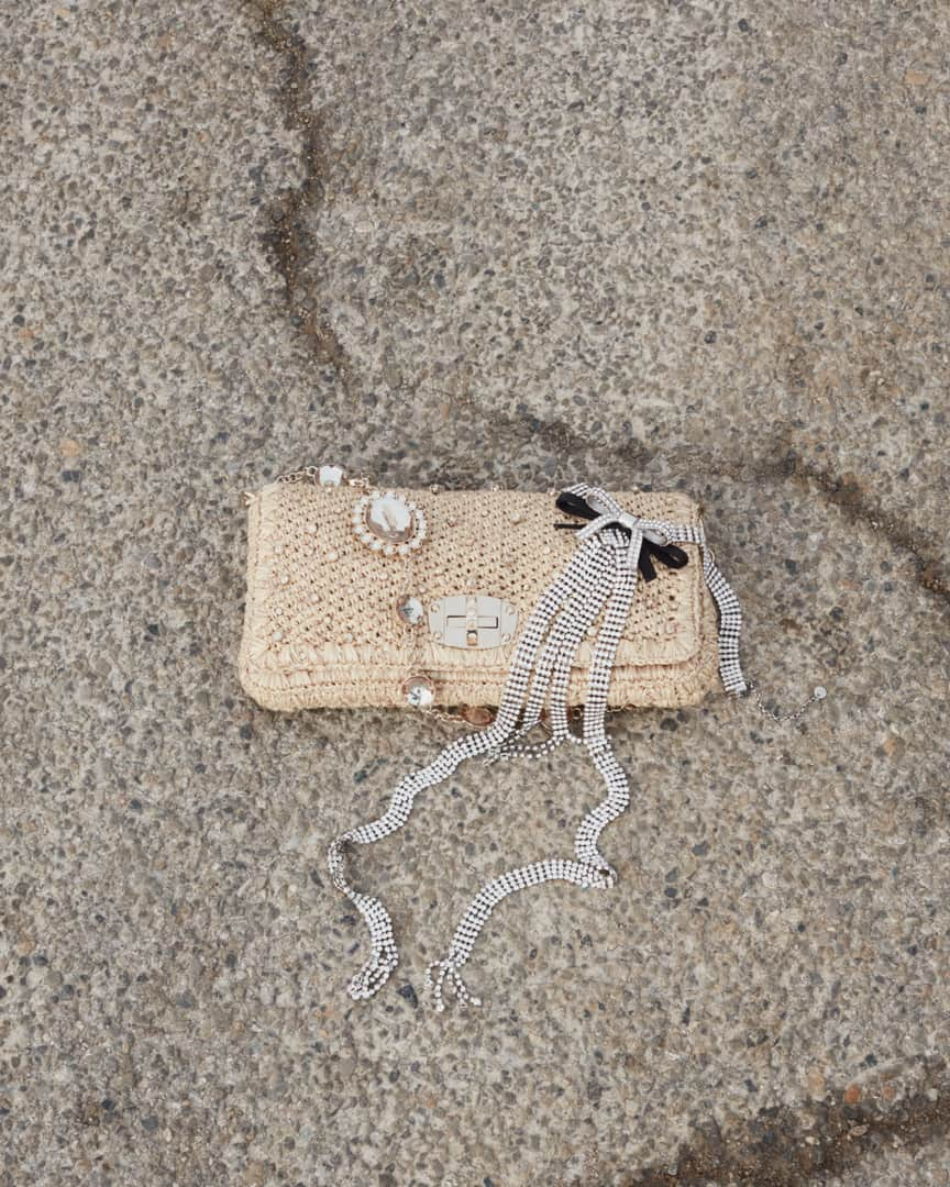 Miu Miuさんのインスタグラム写真 - (Miu MiuInstagram)「Remnants of a scene.  The new crystal straw bag and #MiuMiuJewels for ‘Characters & Narratives’ by @Alice_Eneale & @LottaVolkova.  #MiuMiuSS19」4月13日 18時30分 - miumiu