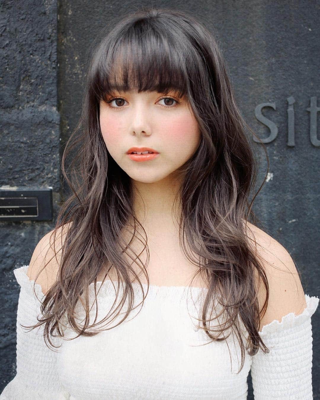 渡部幸也のインスタグラム：「セミロングはストレートでも良いですが、ゆるっとラフなウエーブとコントラストのつくグレージュにすると、ダウンスタイルもアップスタイルも可愛いくてオススメです🙆‍♂️ 本日もたくさんのご予約、本当にありがとうございます🙇‍♂️ そして明日はご予約の移動があり、11時から14時の間のみご予約とれそうです😊 それでは本日も明日も営業終了まで頑張っていきますので、よろしくお願い致します✨  #ヘアスタイル #ヘア #髪型 #ヘアカタログ #ヘアセット #ヘアアレンジ #パーマ #カラー #ヘアカラー #hair #恵比寿美容院 #代官山美容室 #代官山美容院 #美容学生 #サロン #中目黒美容室 #中目黒美容院 #恵比寿美容室 #サロンモデル #lala__hair #ヘアメイク #hpb_hair #中目黒 #代官山 #恵比寿 #渋谷 #ar_magazine #murua #emoda #stylenanda」