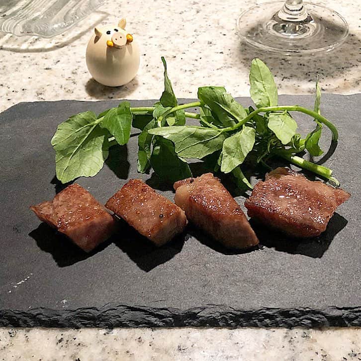 のインスタグラム：「🌿🥩… ・ 今週から進めていた デザインイメージが 完成しました昨夜は …  メインにと お肉ジュー 焼いただけ  塩をうっすらと まぶしながらと 丁寧に焼き炙る  お肉を焼く時も 絵の具の加減と  似ているひとコマのとき  きょうはブログを つづろうかなぁと 思いましたけれど  優先順位にて 加筆作業の巻  描いても 描いても  描き足らないので 一旦明日で完成と 区切ってみる事に ・ ・ ・ ・ ・ 🌸" 作品展示情報… ・ 『第7回 郷さくら美術館 桜花賞展』 … 会場：郷さくら美術館 ・ 「郷さくら美術館　桜花賞」展は、「桜」を描いた現代日本画を多くの方々にご覧頂き、日本画の素晴らしさを再発見してもらうことを目的とした展覧会です。今回もこれからの活躍がますます期待される日本画家31名が、日本美術でおなじみの「桜」という大変難しいモチーフを相手に、それぞれの持ち昧を生かした個性的な素晴らしい桜の絵画に仕上げています。現代日本画家たちの個性を、豊かな桜花の美しさを、どうぞお楽しみください。  東京都目黒区上目黒1-7-13　 TEL：03-3496-1771  東急東横線、東京メトロ日比谷線 中目黒駅より徒歩５分 ◼︎詳しくはホームページをご覧ください … ・ ・  #🌸 #春 #spring #クレソン #cresson  #夕食 #dinner #おうちごはん #夜食 #おつまみ #しゅわしゅわ #artist #cooking  #food  #Tokyo #food #お肉大好き  #meat #焼肉 風  #シンプルごはん #お肉 #beef #日本画家 の #手抜きごはん #お料理こんなもん」