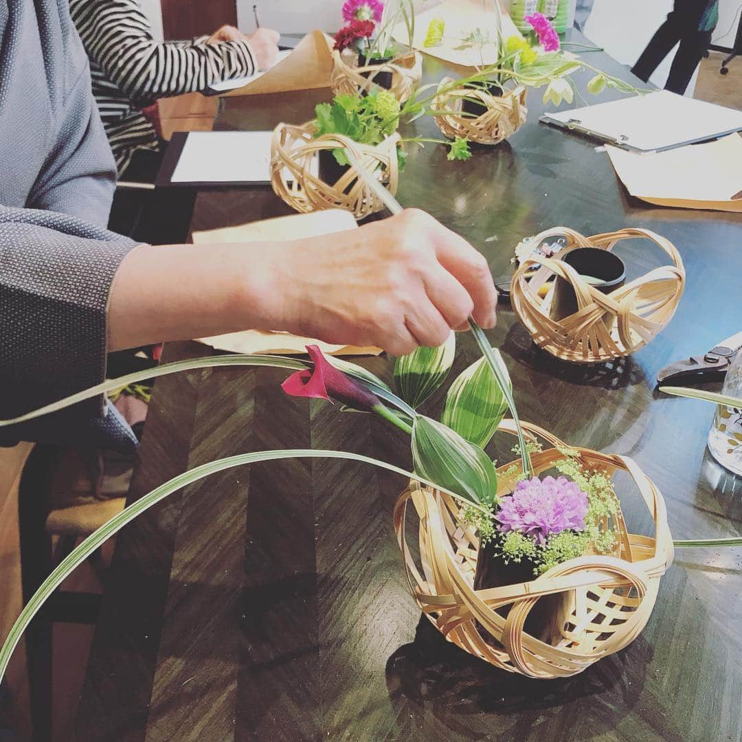 デザオ建設北野展示場さんのインスタグラム写真 - (デザオ建設北野展示場Instagram)「竹かご作りワークショップ、参加者の方の中に山村御流のお花の先生。同じテーブルの方々のお花にちょっとずつアドバイス下さいました。先生の魔法で枯淡素朴少し余白のある雰囲気に。。 もう一つのテーブルで皆さん思い思いに仕上げられた花々も、やっぱり素敵でした。 #お花さわってると幸せデスよね #aeru #北野白梅町 #初めての春 #つなぐモデルハウスとこしえ  #デザオ建設北野展示場  #デザオ建設 #DEZAO  #DsLABO #京都 #リノベーション #リフォーム  #リノベ #注文住宅  #家 #住宅 #建築 #暮らし #マイホーム#インテリア #デザイン #家づくり #木の家#和風モダン #上七軒 #谷川花店 さん 洋花も混ぜつつ和の雰囲気のミニブーケを人数分セットいただき、皆さんに選んで頂きました。どれも可愛かった。。ありがとうございました😊 #和える 田房さん ←ワークショップに参加され写真撮られてる最後の一枚。本日はサポート頂きありがとうございました😊 #花と竹細工のある暮らし展」4月13日 18時32分 - dezao_kitano2018