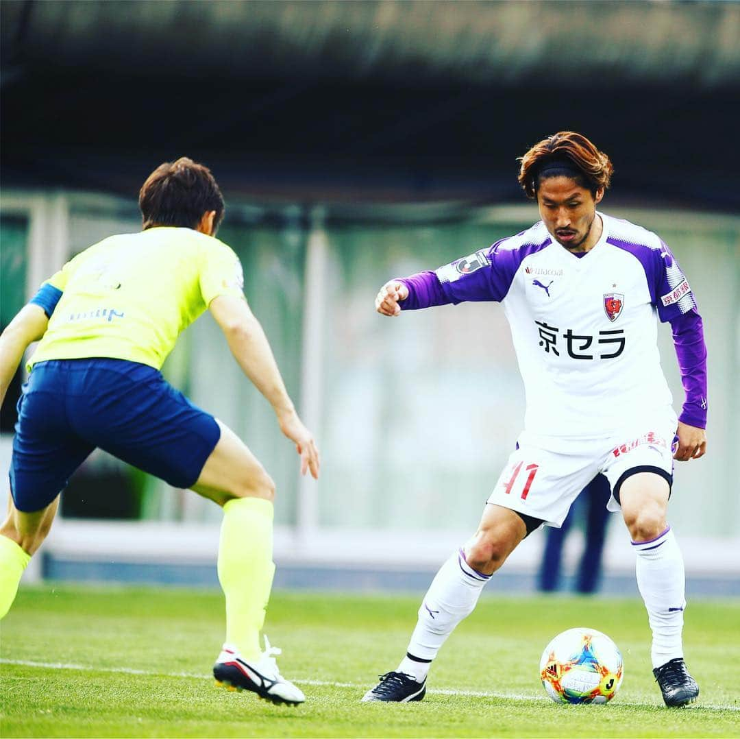 京都サンガF.C.さんのインスタグラム写真 - (京都サンガF.C.Instagram)「【第9節vs金沢】 前日コメント🎤 MF.41 #金久保順 選手  Q.（栃木戦）#重廣卓也 選手が2点目の金久保選手のスルーは天才って話していて、随所で持ち味は出せたと思いますが？ A.ピッチコンディションが悪くて、結構気を使って余計なストレスもあって最初はダメでしたけど、久々の公式戦でしたが、練習からしっかりとやってたので、みんなの特徴もわかってるので。  Q.（栃木戦）2点目のスルーは、感覚で #一美和成 選手が後ろにいるのが分かっていた？ A.最初に見ていました。走りだす時にミヤ（宮吉拓実）があそこにいて、イチ（一美和成）がここにいてっていう場所は分かっていて、走り出すとこまでは見えてます。あとは走ったので、ここでちょうどかなくらいかなの感じで、ボールが良かったです。（相手ディフェンスに体を当てて足を出させずっていうのも？）自分がシュートにいけないので、うまくディフェンスが来てくれたなと思います。  Q.ツエーゲン金沢はここ3試合無失点ですが守備が堅という印象は？ A.みんなハードワークしますし、大崩れはしなさそうですけど、うちがそういうチームをどう崩せるか、（ボールを）回しながら距離を与えながら攻め立てることが出来ればいいのかなと。  Q.杉浦恭平選手、藤村慶太選手とベガルタ仙台で一緒にプレーしていた選手が多くいるのかなと思いますが？ A.そうですね。しかも仲も良かったですしね。（杉浦選手とかああいうタイプが入るとやりにくい？）そうですね、守備の時は嫌ですね。 ======================= 明治安田J2リーグ第9節 📅4月14日（日） ⏰14:00キックオフ 🆚ツエーゲン金沢 🏟️西京極 🎫👉https://www.jleague-ticket.jp/club/ks/ 🍽👉http://www.sanga-fc.jp/news/p/13932/  #sanga #京都サンガ #TEAM京都 #闘紫」4月13日 18時44分 - kyotosanga_official