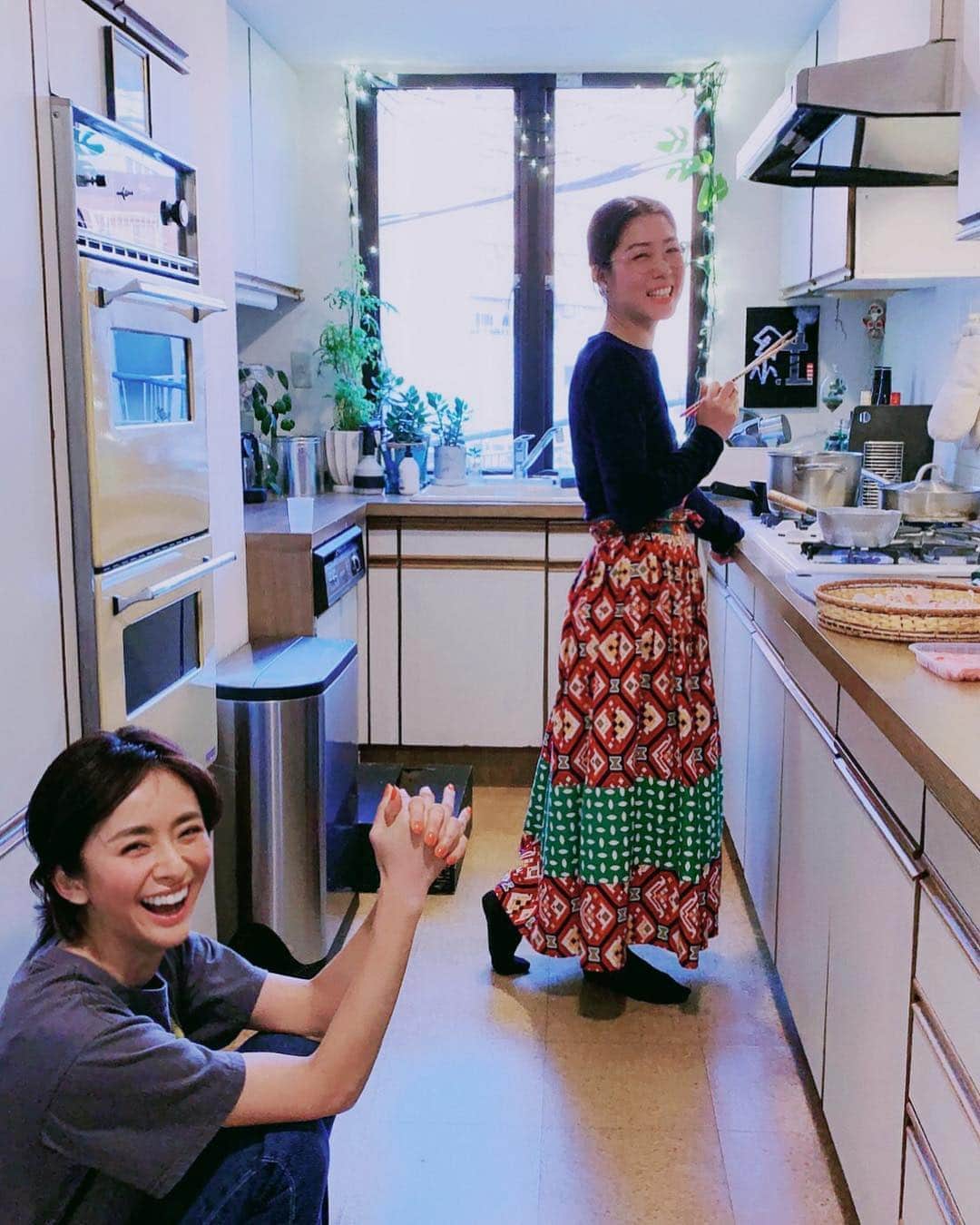 Yoshiko Kris-Webb クリス-ウェブ佳子さんのインスタグラム写真 - (Yoshiko Kris-Webb クリス-ウェブ佳子Instagram)「my chef @yumeno_ogawa 💕#ykwhome 大好きな人が笑いながらうちで作ってくれる料理は最高！#milkandhoney のレシピ連載、次回のゲストはスタイリストの小川夢乃さん！」4月13日 18時40分 - tokyodame