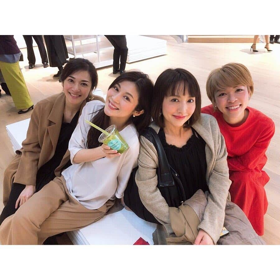 藤森香衣さんのインスタグラム写真 - (藤森香衣Instagram)「資生堂「S/PARK（エスパーク）」 今日から、新高島駅(みなとみらい線)の目の前にオープンした、エスパークのレセプションパーティーへ、お邪魔しました。  小山薫堂さんの会社「オレンジアンドパートナーズ」が携わり、4年の歳月をかけて誕生した場所。  もう、2時間いても足りなかった！  2Fは、資生堂の歴史と今が詰まった場所。 懐かしいパッケージ、デザインから、現在の新技術を体感できます。 1Fは、自分の肌に合わせて 研究員の方に、カスタマイズ化粧品を作って貰えたり、  資生堂ブランド化粧品が、全部 試せる場所(メイクできる部屋も！)や、 カフェレストランもあり、1人でも、ご家族でも楽しめますよ。  #beauty #cosmetic #cafe #shiseido #shiseidospark  #spark #yokohama  #資生堂 #エスパーク #横浜 #新高島 #ビューティー #クレドポーボーテ  #コスメ #メイク #ライフスタイル #女性 #美容 #orangeandpartners #小山薫堂 さん」4月13日 18時49分 - kaefujimori